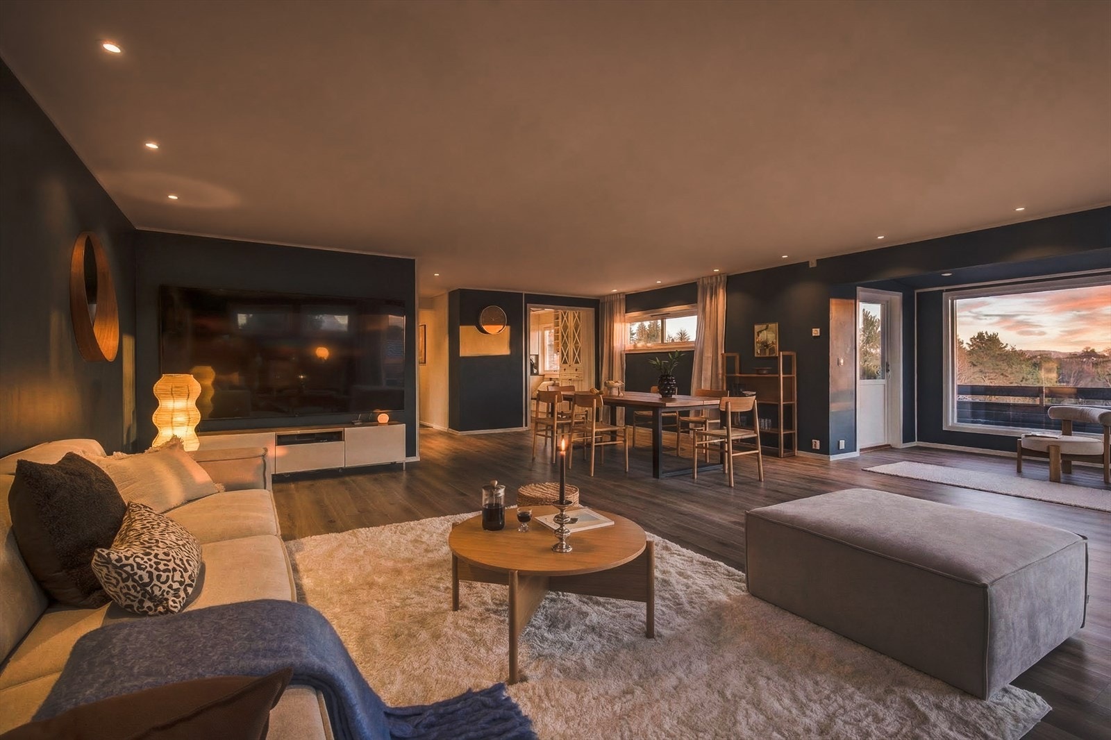 Om kvelden har man mer enn nok lys i stuen. Galleribilde