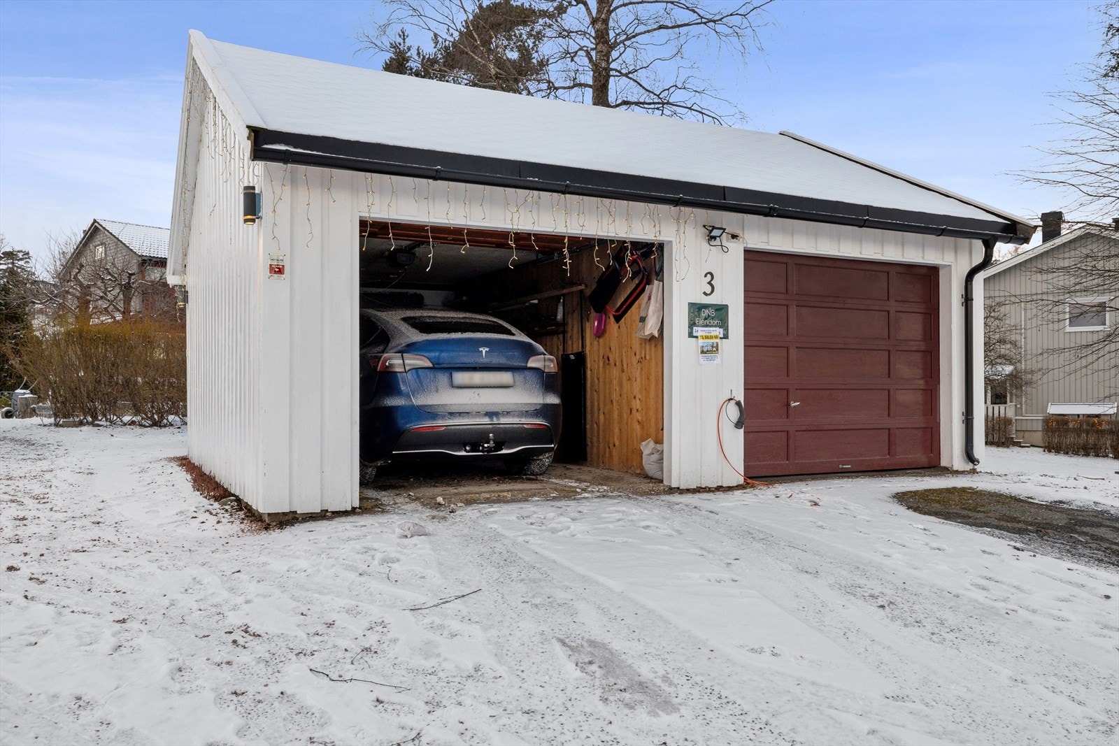 Det er montert elbillader i garasjen Galleribilde