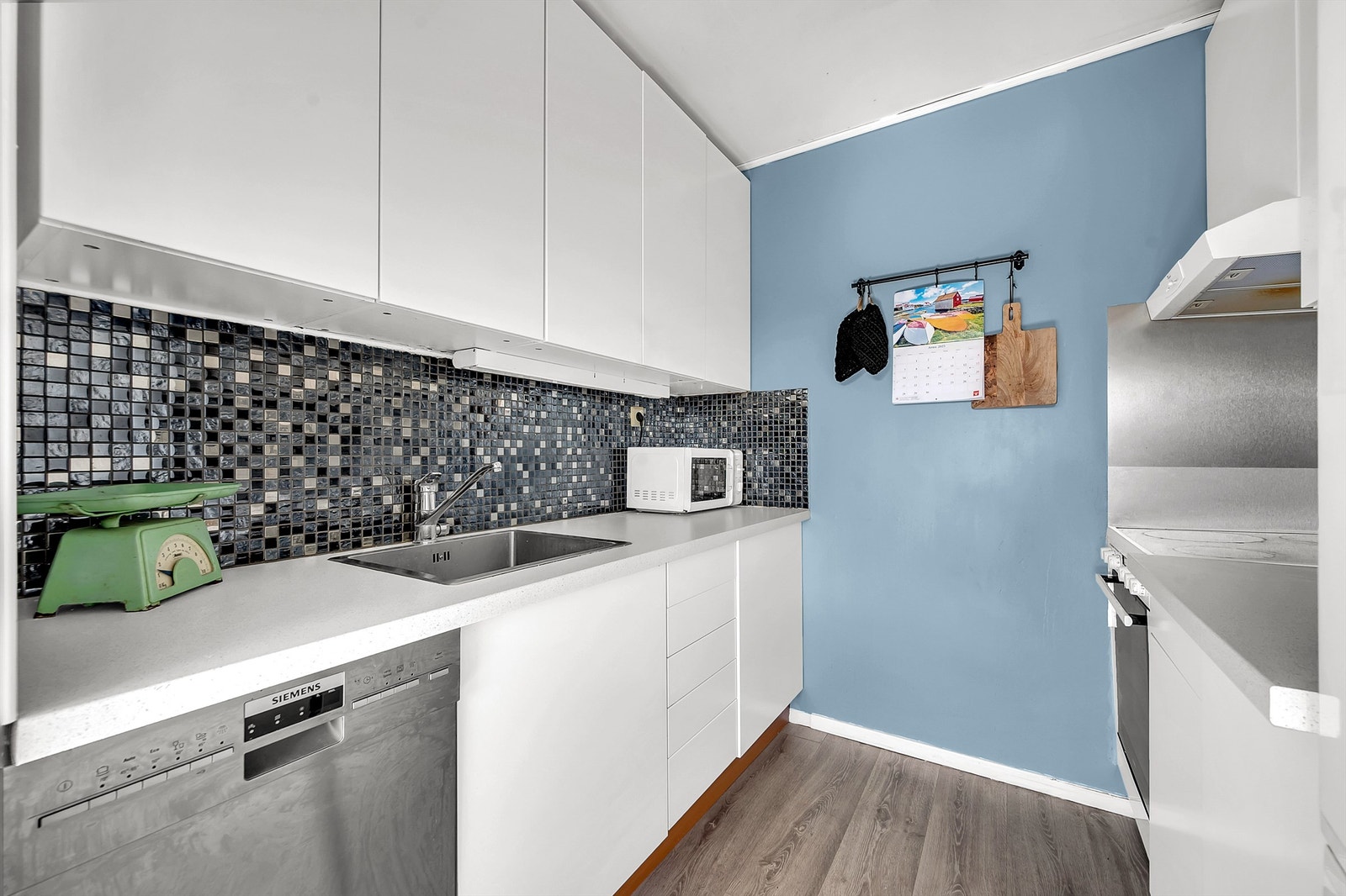 Praktisk kjøkken i en delvis åpne løsning til stuen. Galleribilde