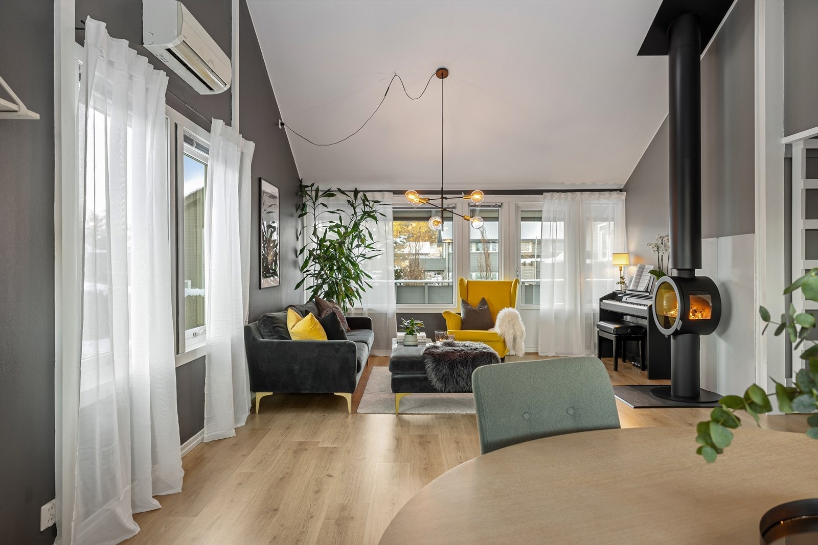 - Boligen kan skilte med både peis og varmepumpe i stue som gir godt med varme og en koselig atmosfære - Galleribilde