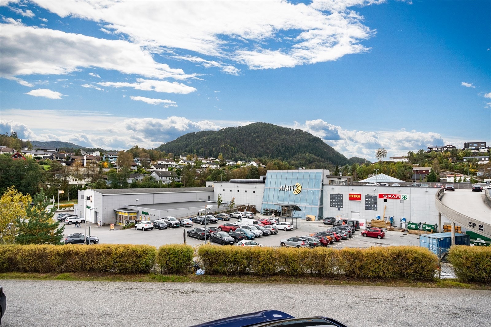 - Amfi Os ligger kun 8 minutters gange unna leiligheten, her har du alt av det du trenger til dagligvare, apotek, shopping m.m Galleribilde