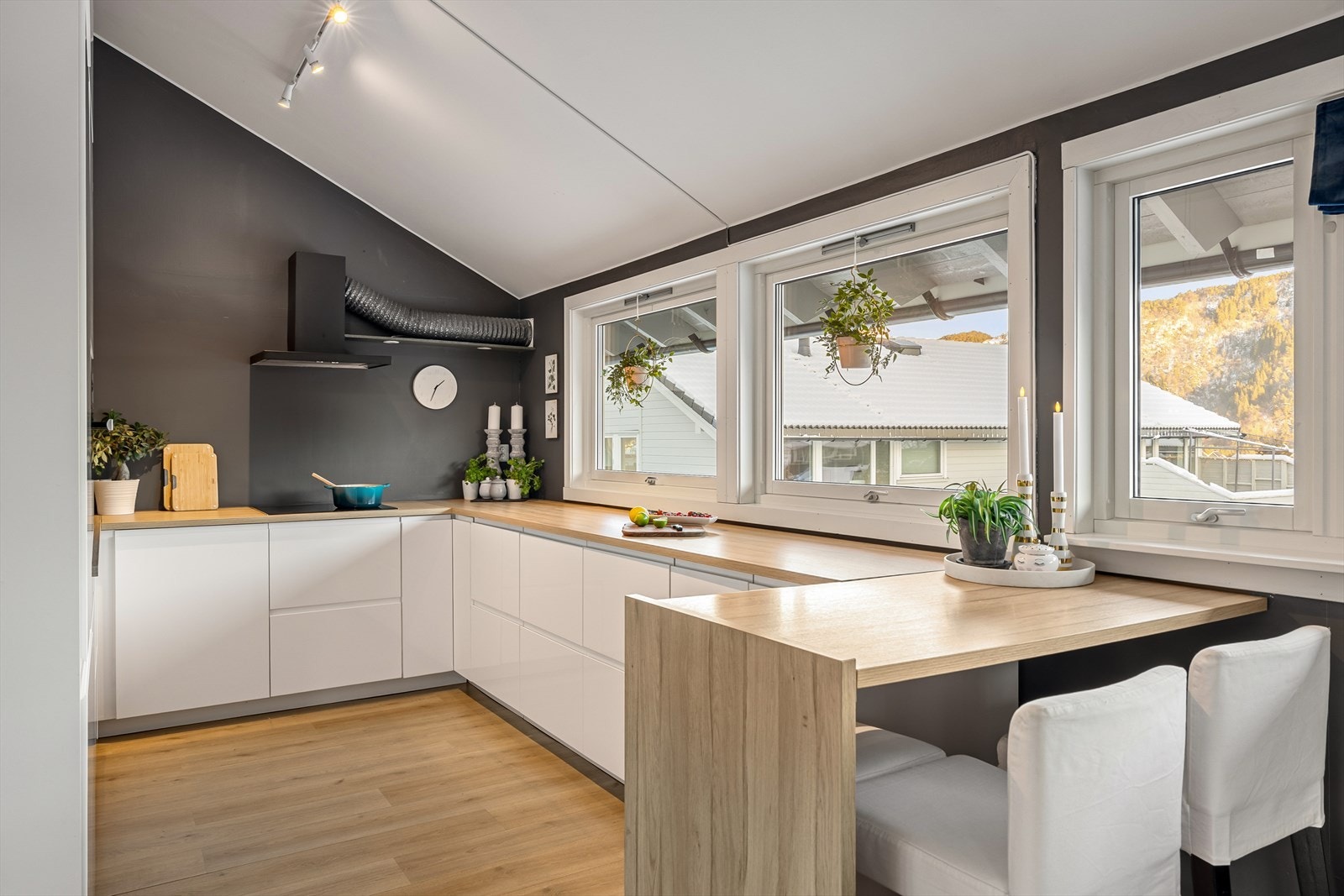 - Lekker kjøkkeninnredning fra 2019 med slette fronter og benkeplate i laminat - Galleribilde