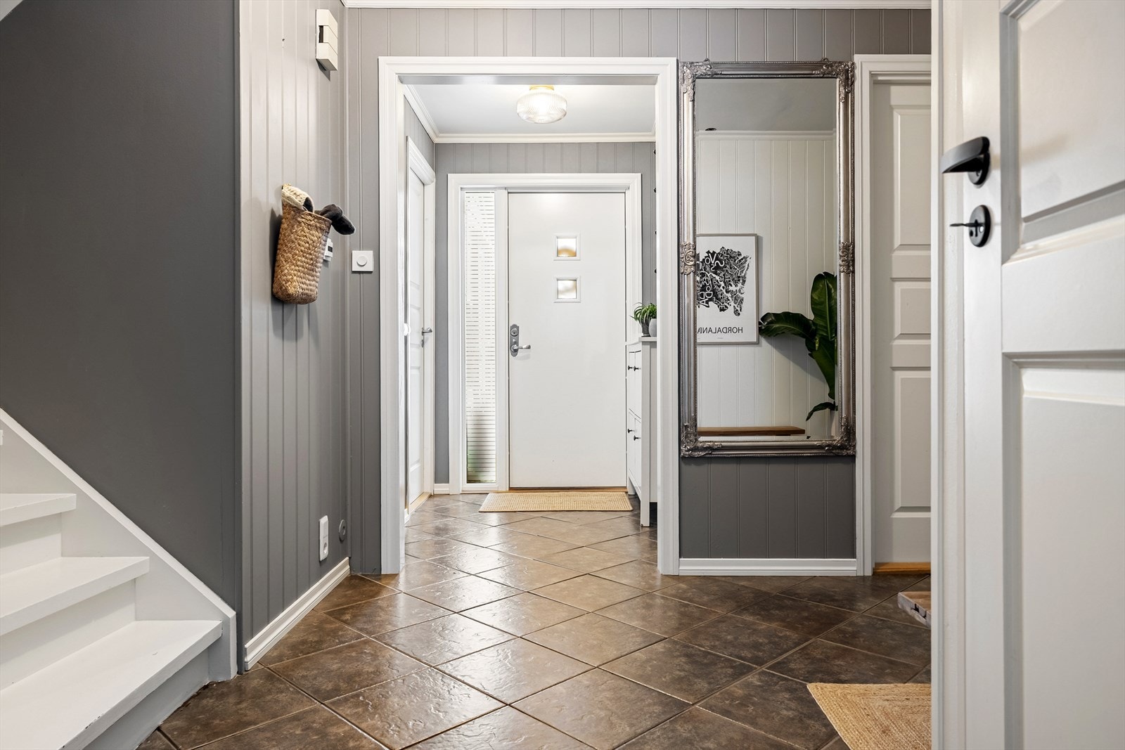 - Velkommen inn, i denne etasjen er det tilkomst til vaskerom, bod, 2 soverom, hobbyrom og to bad. Hobbyrommet er innredet til garderoberom med utgang til hage - Galleribilde