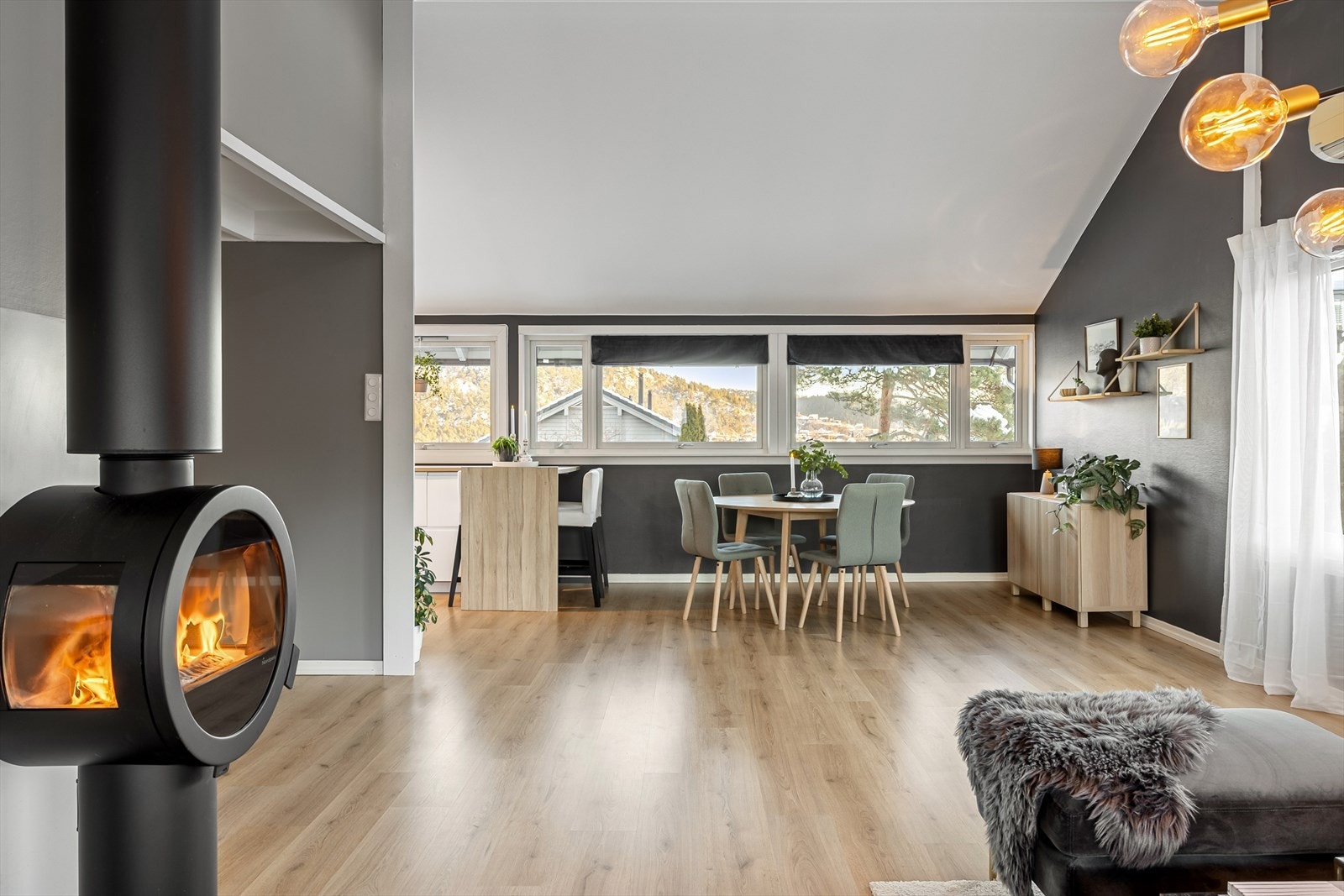 - Med en åpen stue/kjøkken-løsning blir dette et praktisk og sosialt oppholdssted for hele familien - Galleribilde