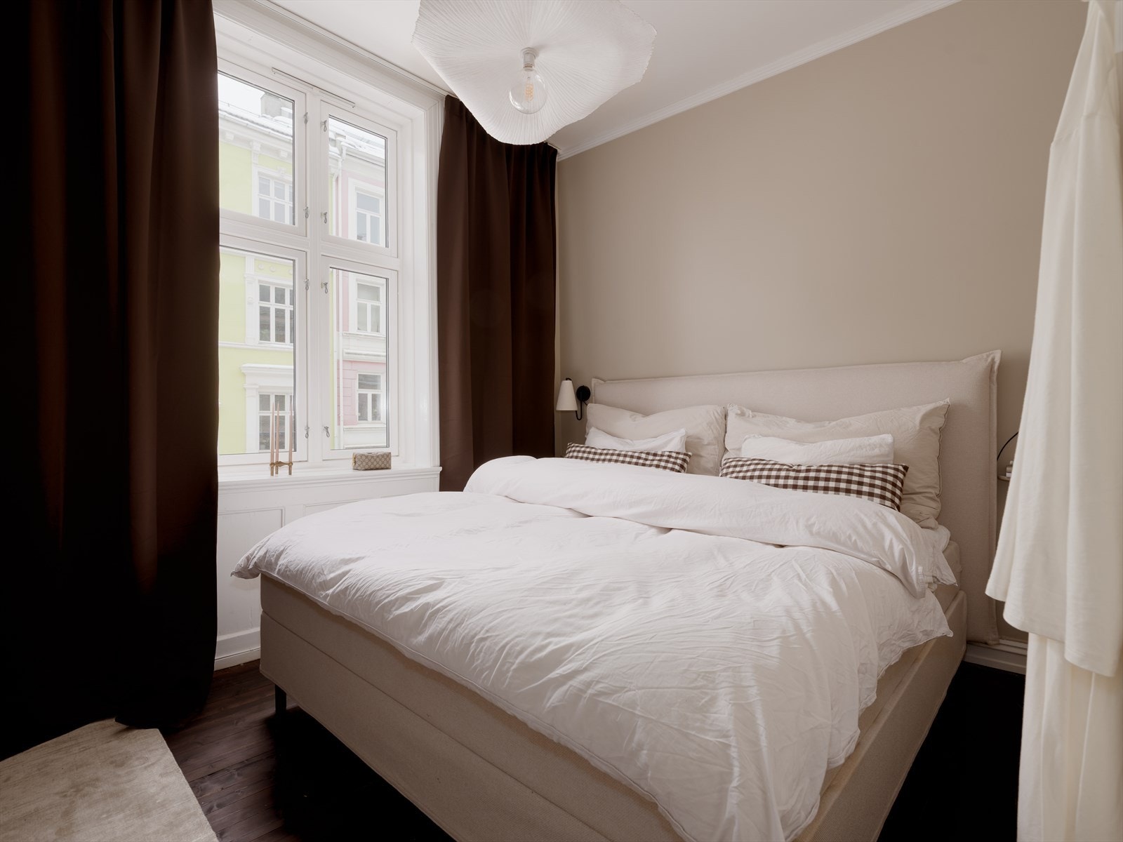 Hovedsoverommet er romslig, med god plass til dobbeltseng, nattbord og garderobeløsning. Galleribilde