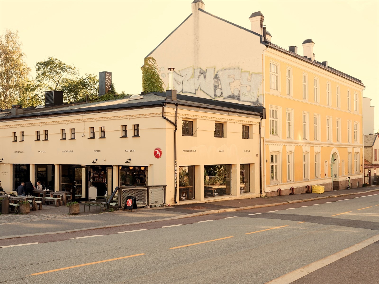 Populære Fuglen, kombinert kaffebrenneri, kafé og coctailbar, ligger rett i nærheten. Galleribilde