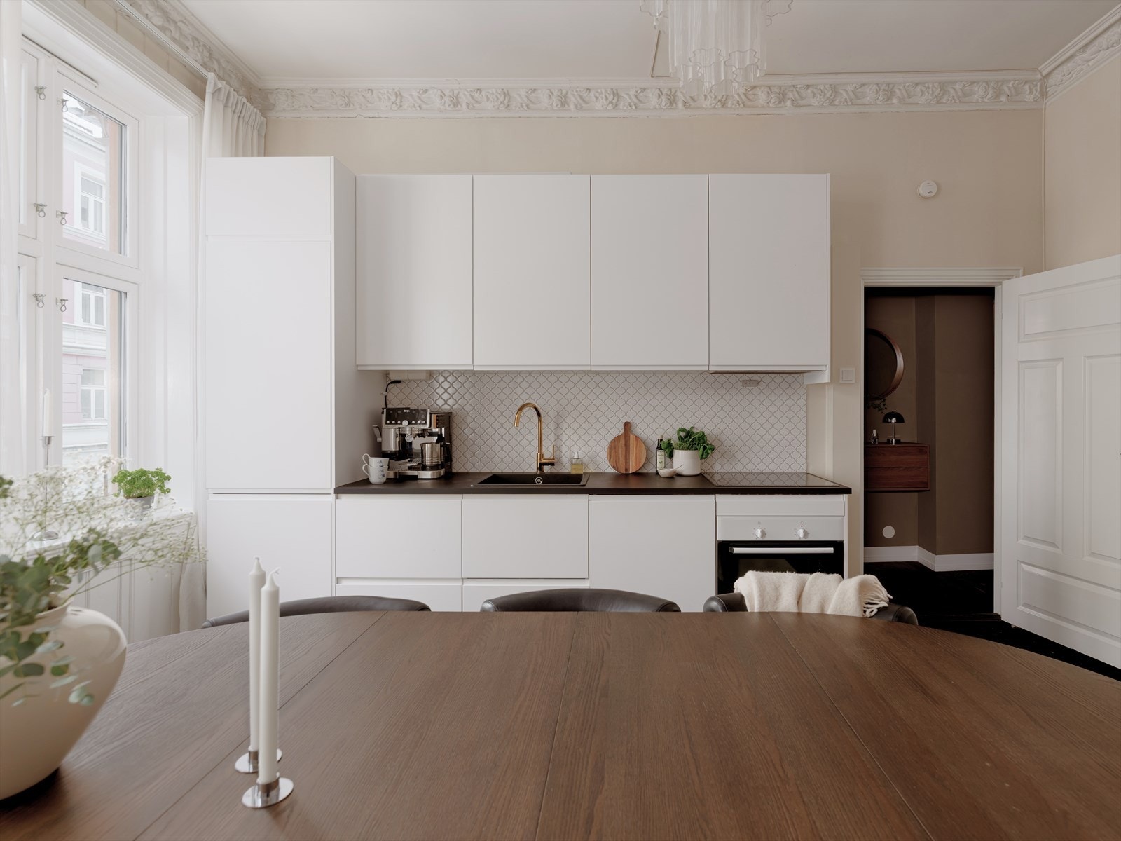 Det delikate kjøkkenet ble oppført nytt/flyttet i 2021. Innredningen består av lyse, glattfolierte fronter, laminat benkeplate og integrerte hvitevarer. Galleribilde