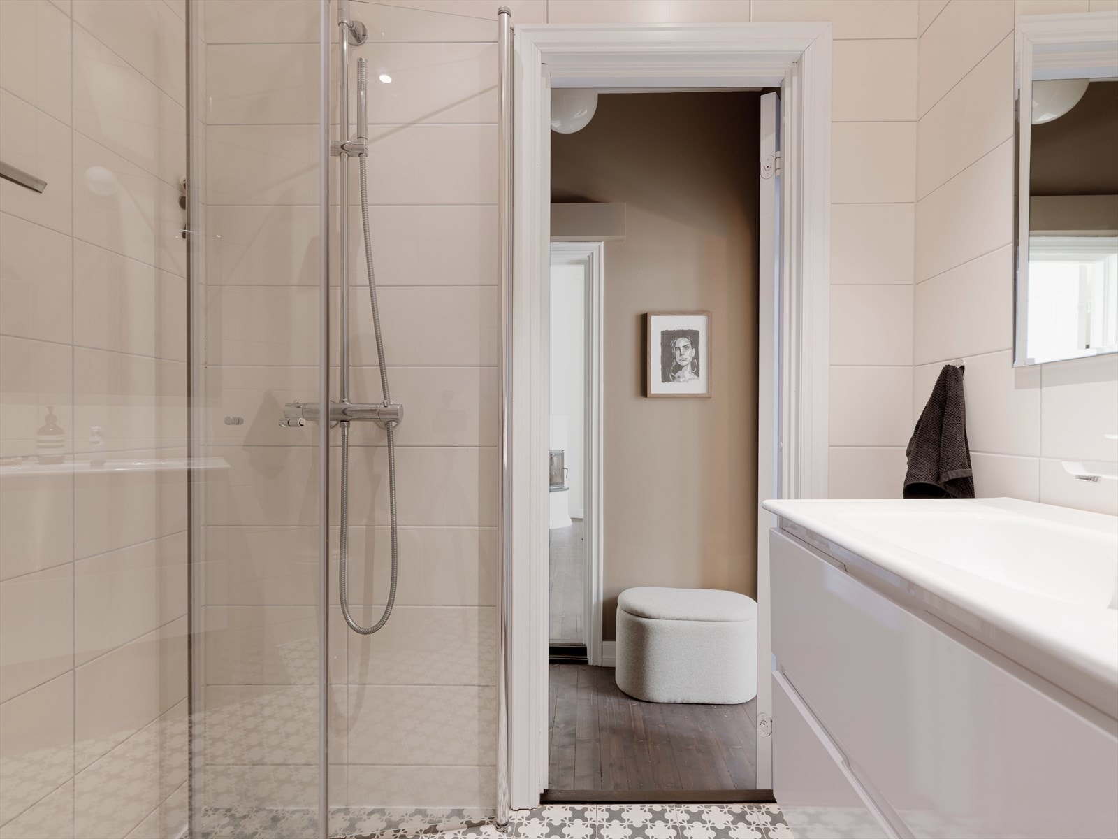 Dusjen har svingbare dusjvegger av herdet glass og dusj med to dusjhoder. Galleribilde