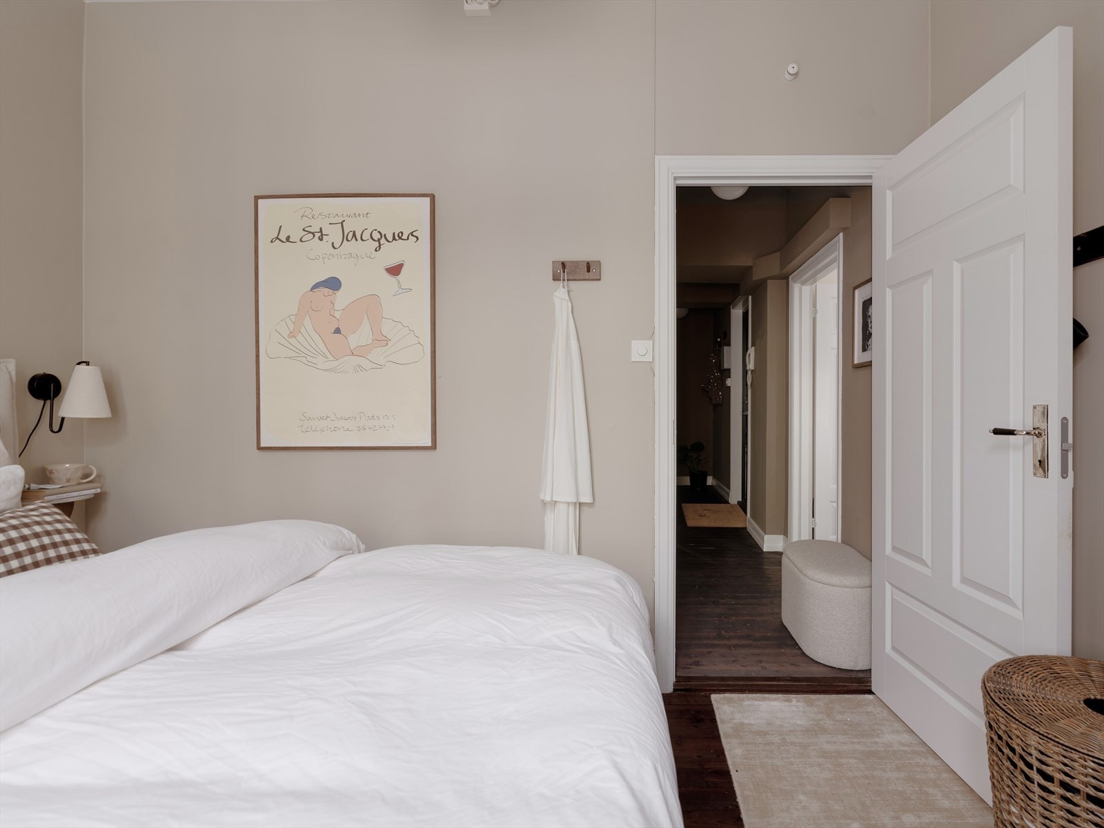 Rommet er holdt i en behagelig beige-tone, som føles rolig og avslappende. Galleribilde