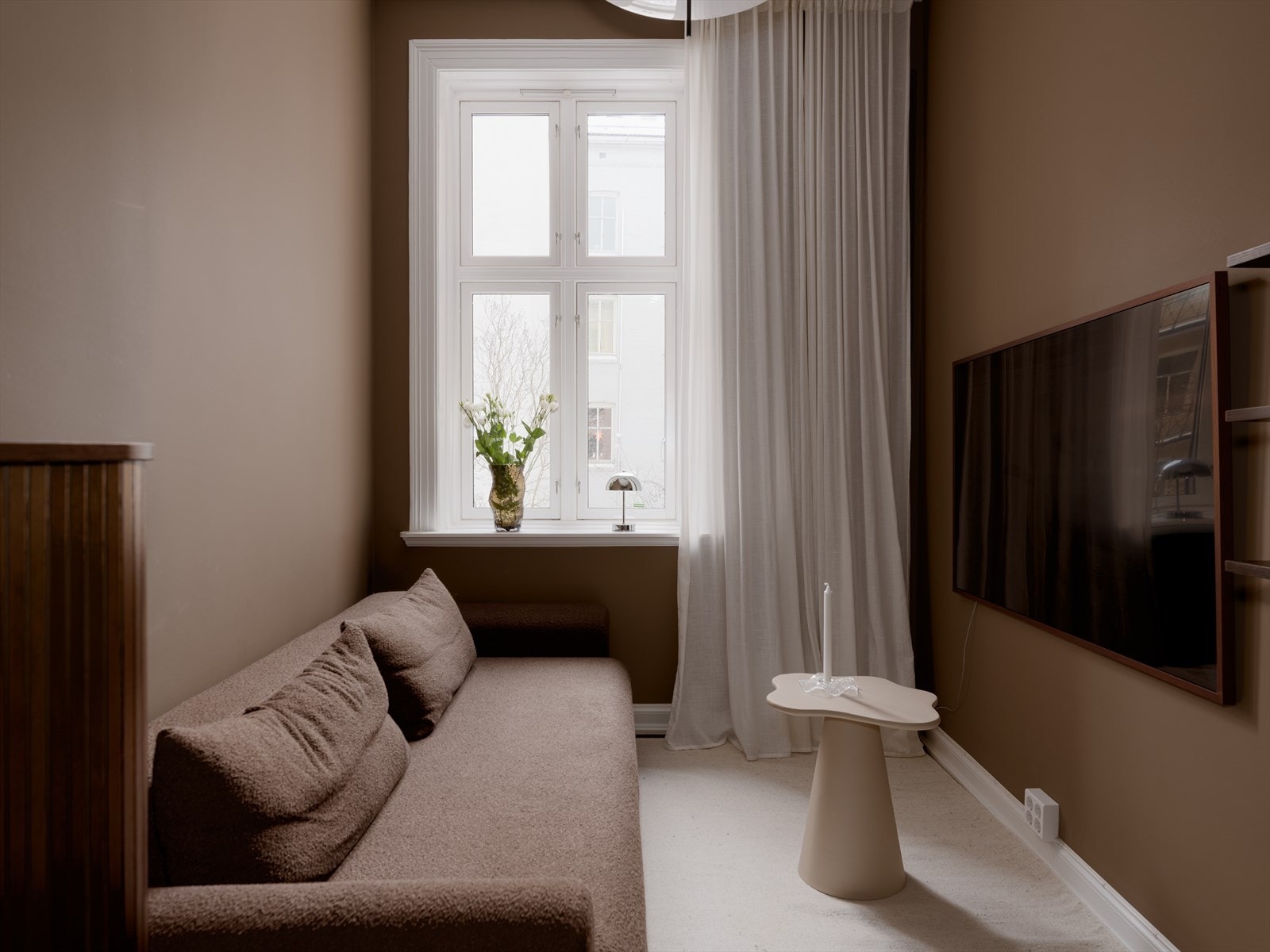 I dag er boligen innreder med egen TV-stue. Sovesofa gjør at rommet også kan fungere som gjesterom. Galleribilde