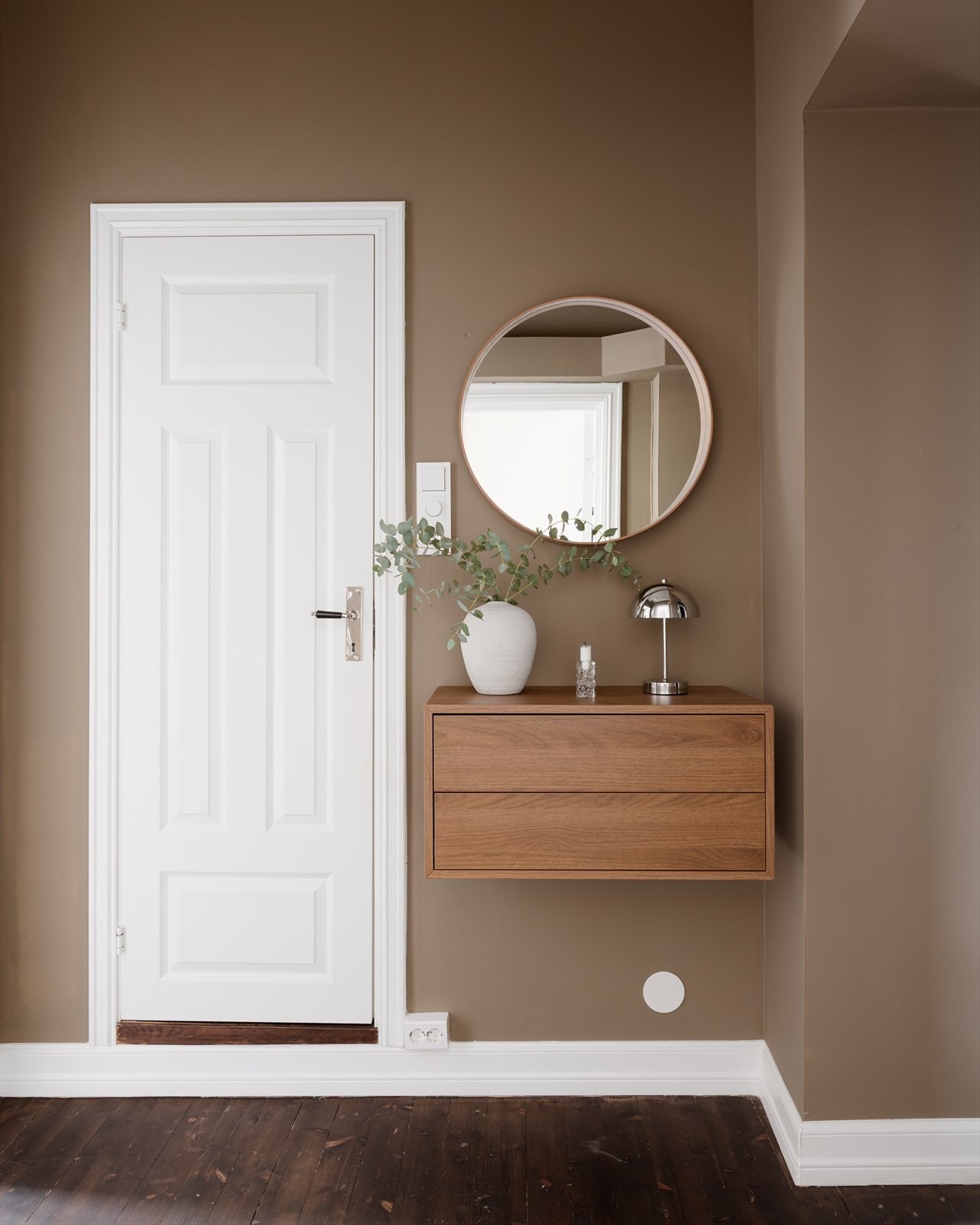 Leilighetens baderom har praktisk ankomst fra gangen. Galleribilde