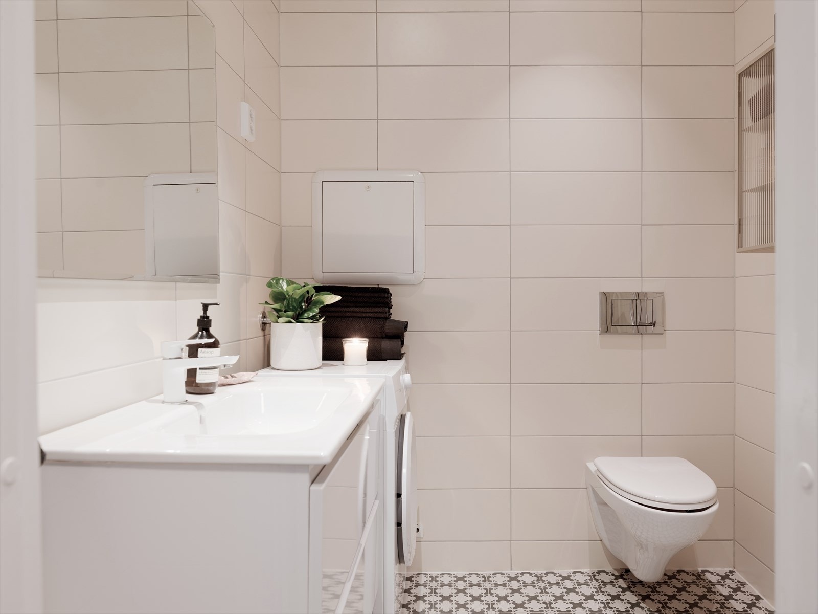 Badet er innbydende flislagt, og ble oppgradert i 2014. Galleribilde