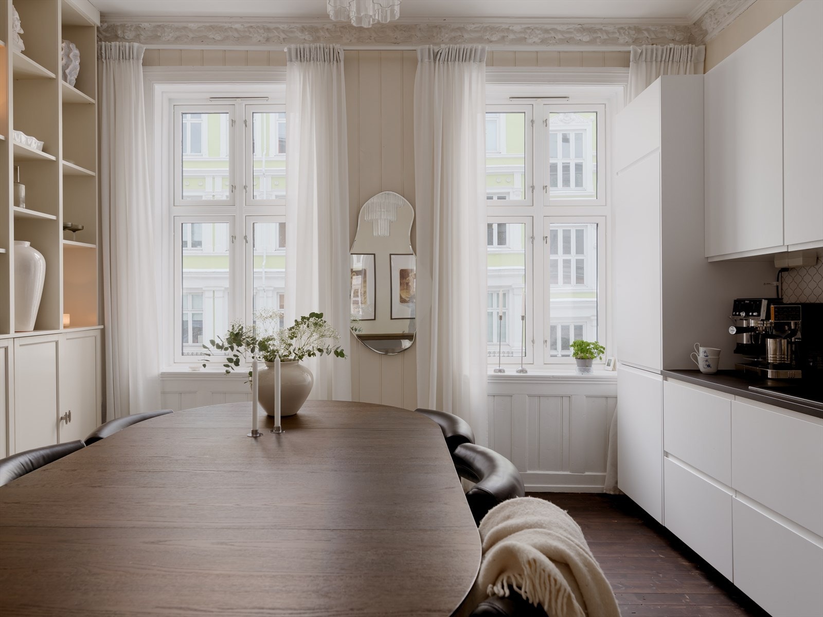 Her møter det klassiske, det moderne. Moderne innredning mot de vakre detaljene, gir leiligheten en fantastisk atmosfære. Galleribilde