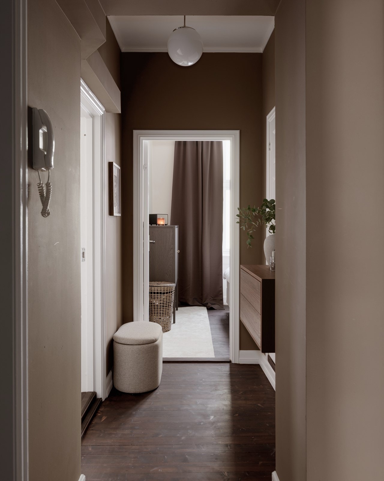 Gangen er holdt i duse, behagelige toner. Galleribilde