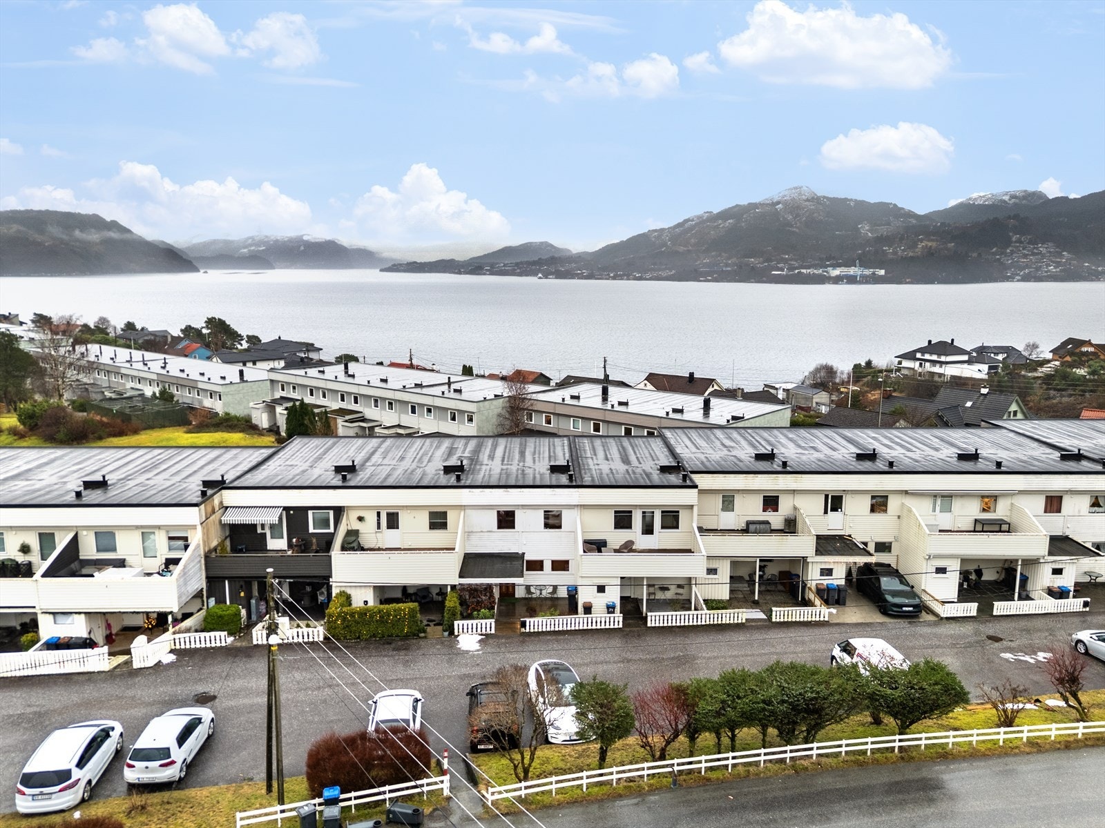 Yttertak i rekken ble rehabilitert i 2022 - Det er parkering på felles parkeringsplass ved boligen Galleribilde