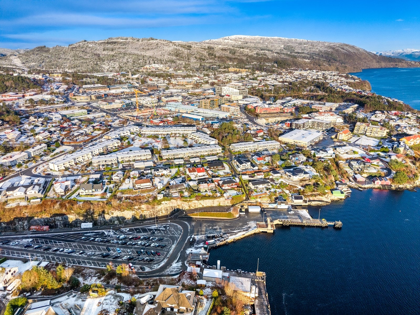 Rolig beliggende i Knarvik! Kun "2 min" gange til Hurtigbåt kaien med daglige avganger med hurtigbåt til Bergen sentrum! Galleribilde