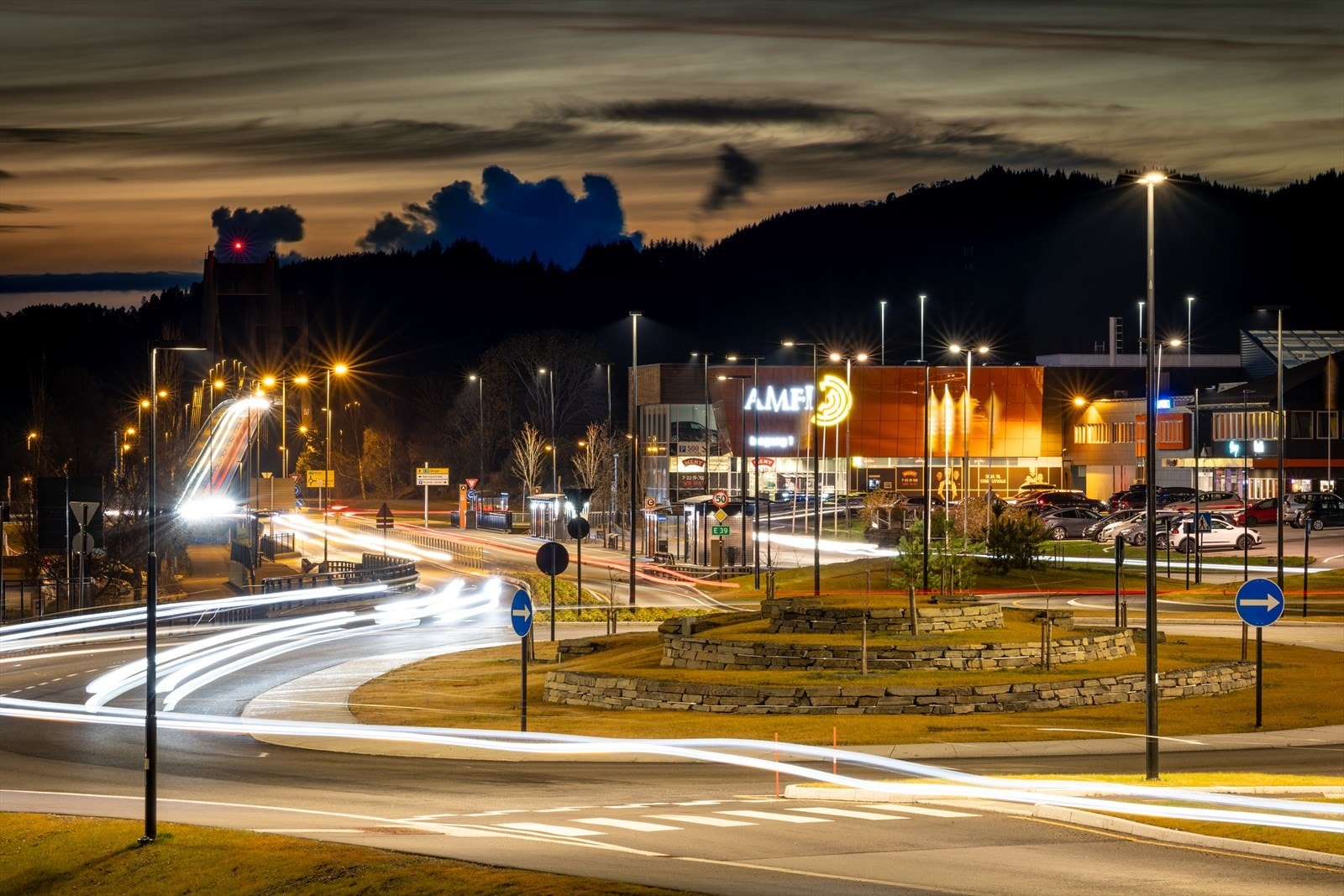 Knarvik sentrum ligger like ved Galleribilde