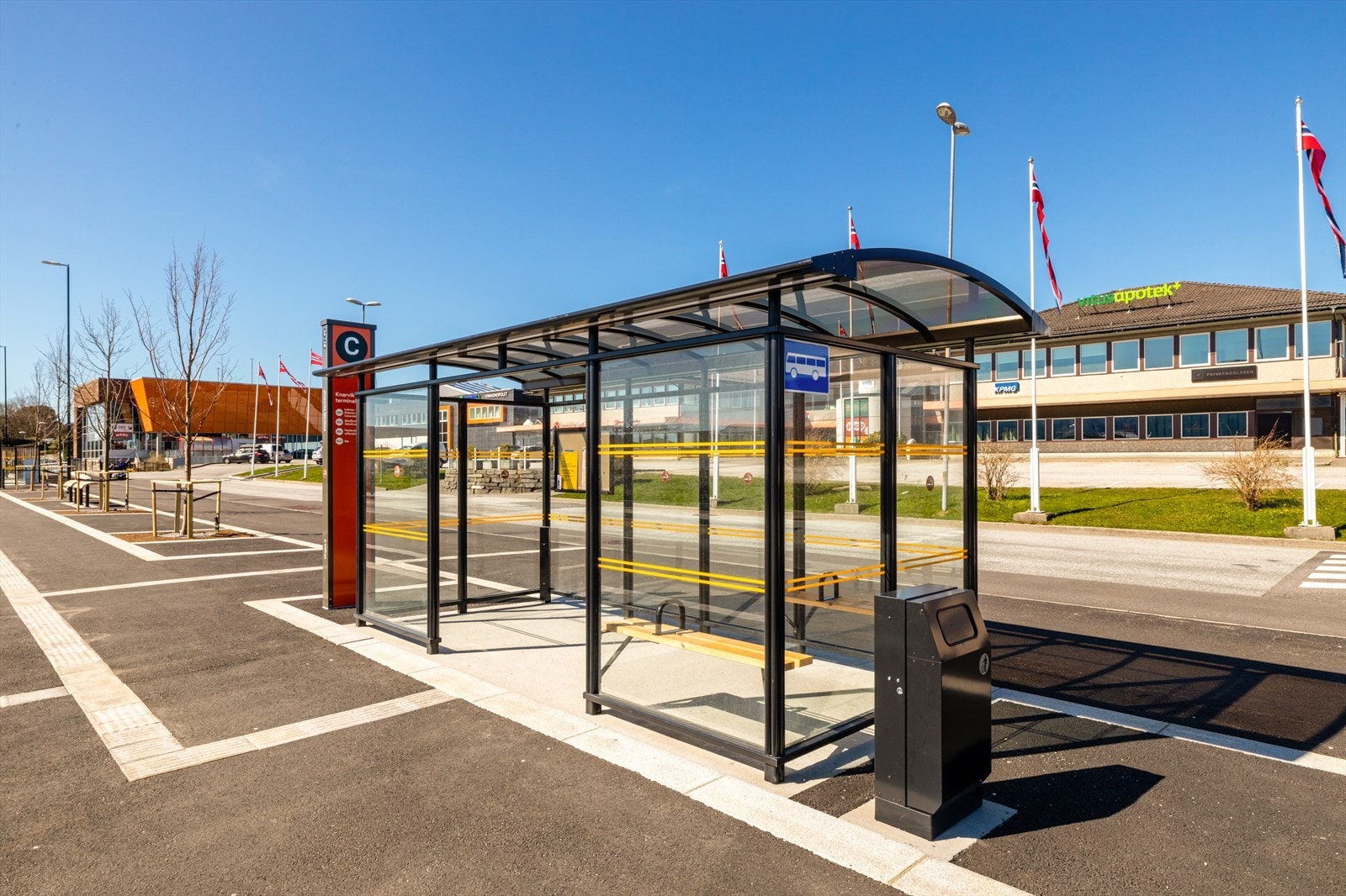 Nærområdet - Kort vei til busstopp med mange forskjellige avganger Galleribilde
