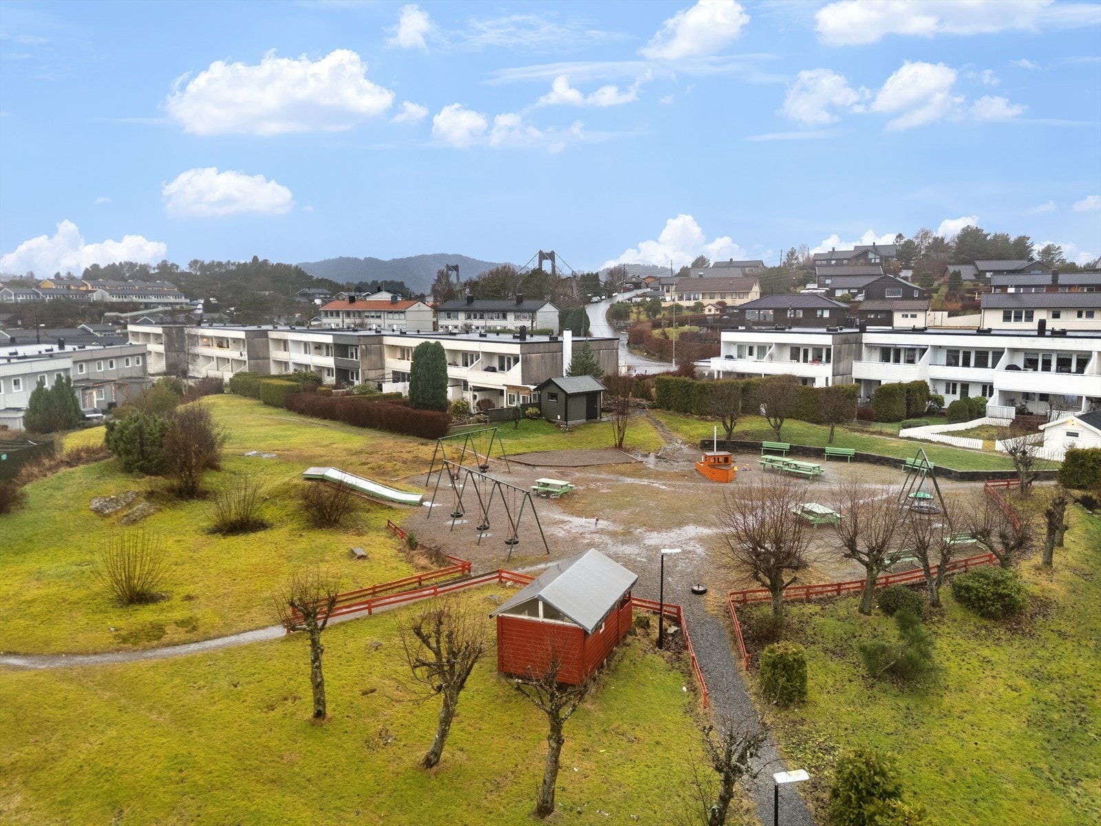 Rolig og barnevennlig - Fin lekeplass på fellesarealer Galleribilde