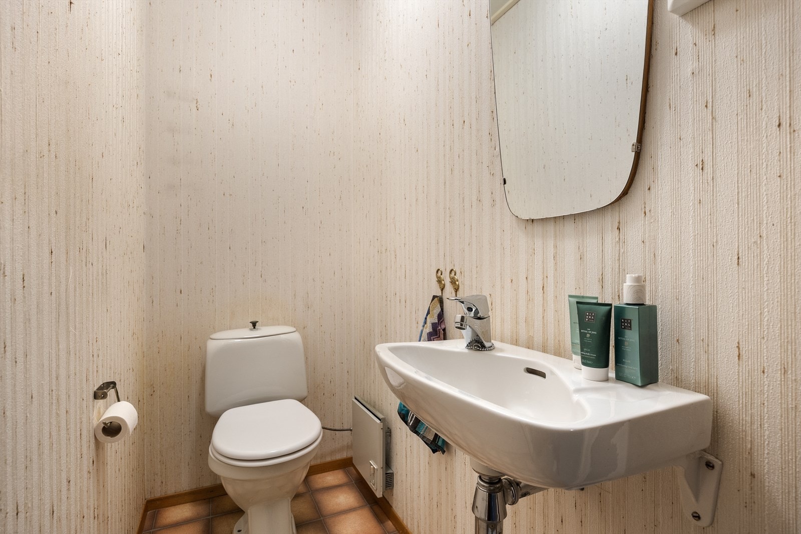 Separat toalettrom - ligger i direkte tilknytning til baderom Galleribilde