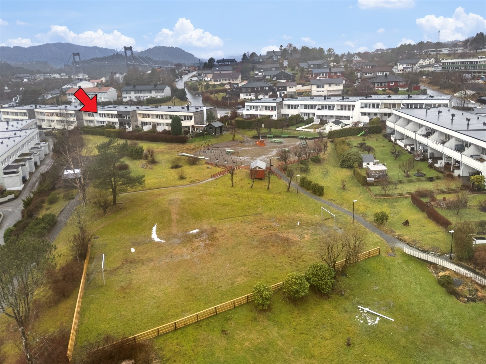 Grønne og fine fellesarealer med lekeplass og bane for løkke-fotball Galleribilde