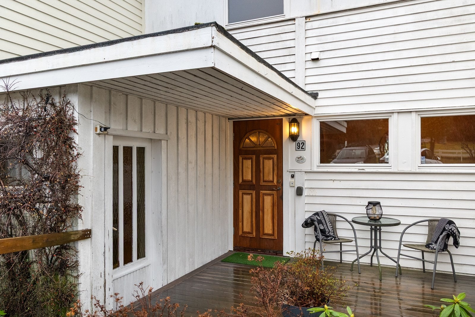 Terrasse/uteplass ved inngangsparti (trolig mulig å bygge terrasse over bod og terrasse/uteplass, slik naboer har gjort) Galleribilde