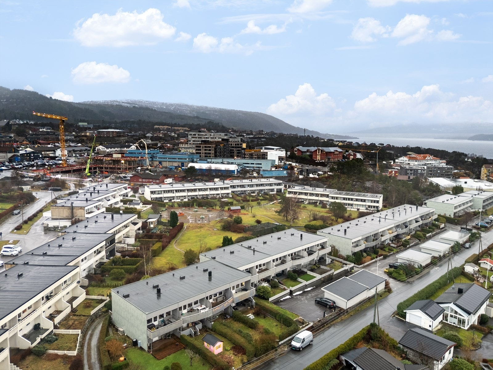 Bruvegen 92: Sentralt beliggende selveiet rekkehus - Fint grøntområder på indre tun mellom husene - Kort vei til "alt"... Galleribilde