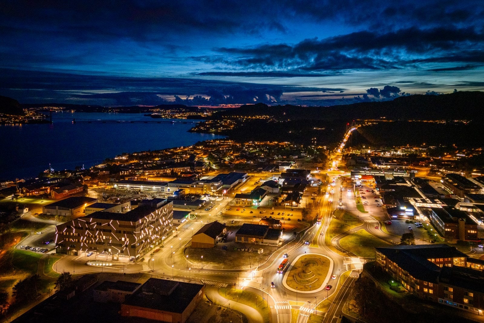 Knarvik og nærområdet "by night...." Galleribilde