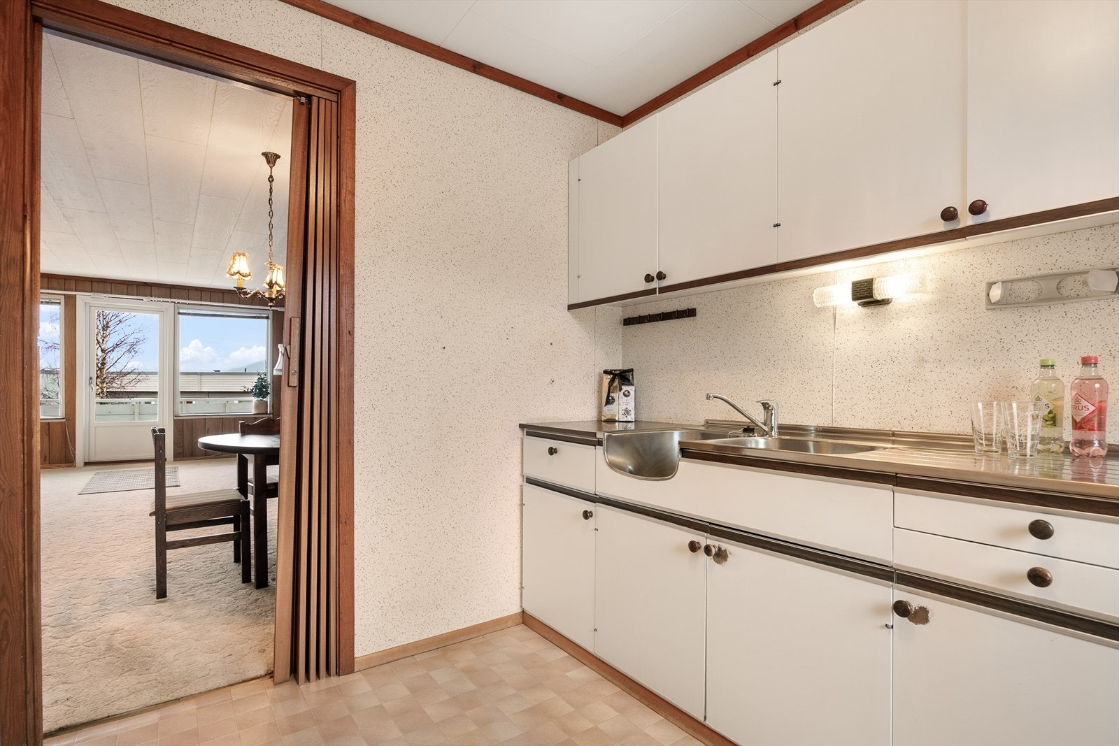 Kjøkken med åpning mot romslig stue Galleribilde