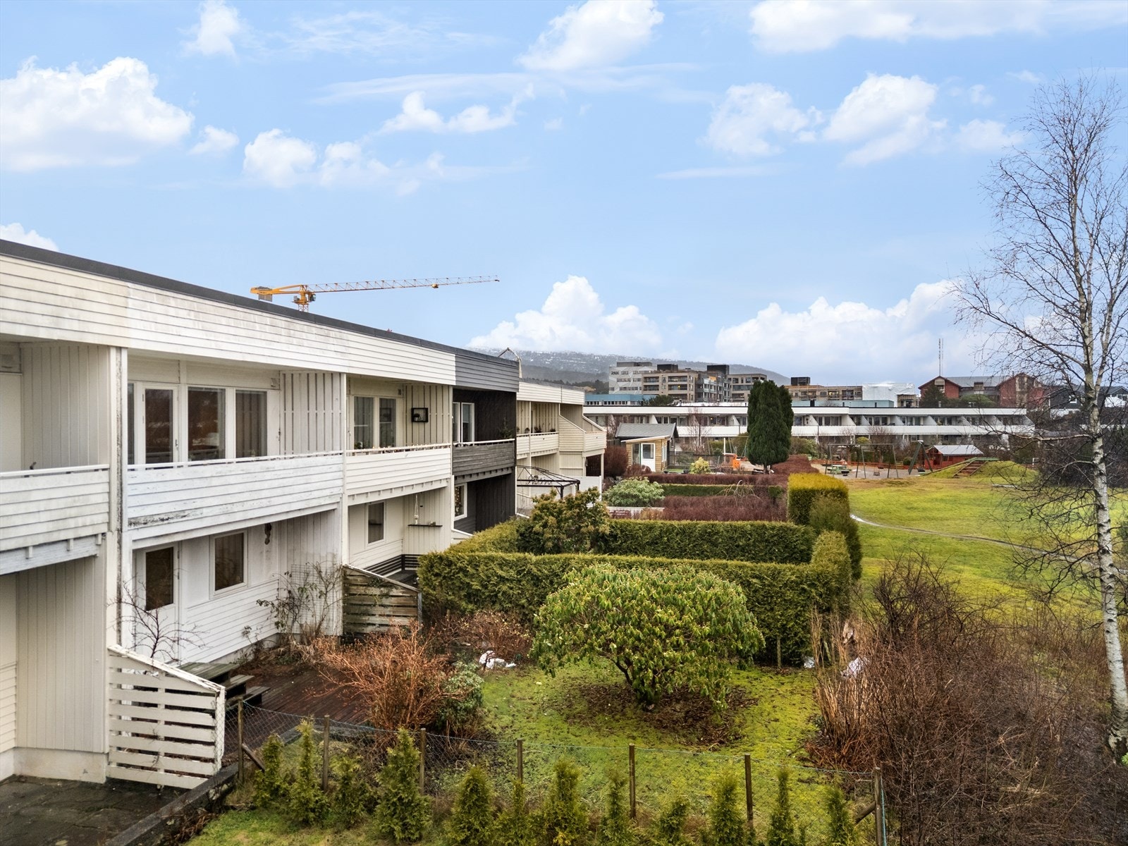 Hage og utearealer tilhører huset Galleribilde