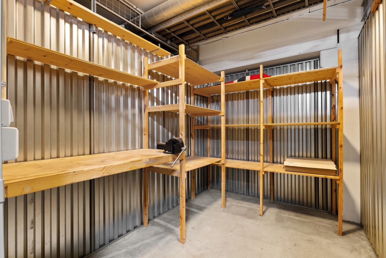 I garasjekjelleren medfølger det biloppstillingsplass og sportsbod. Galleribilde