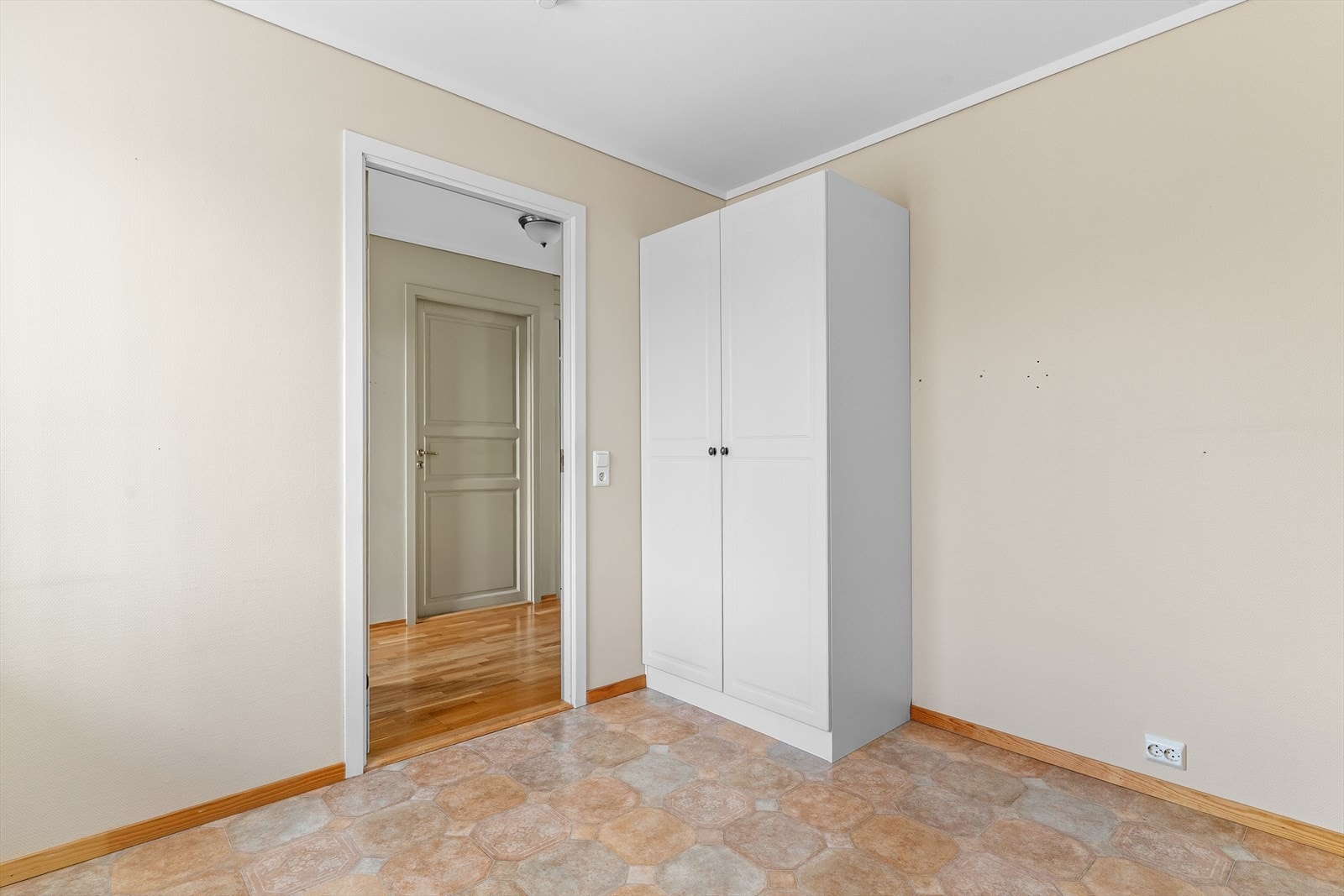 Soverom med god plass til seng, kontorpult og garderobeløsning. Galleribilde