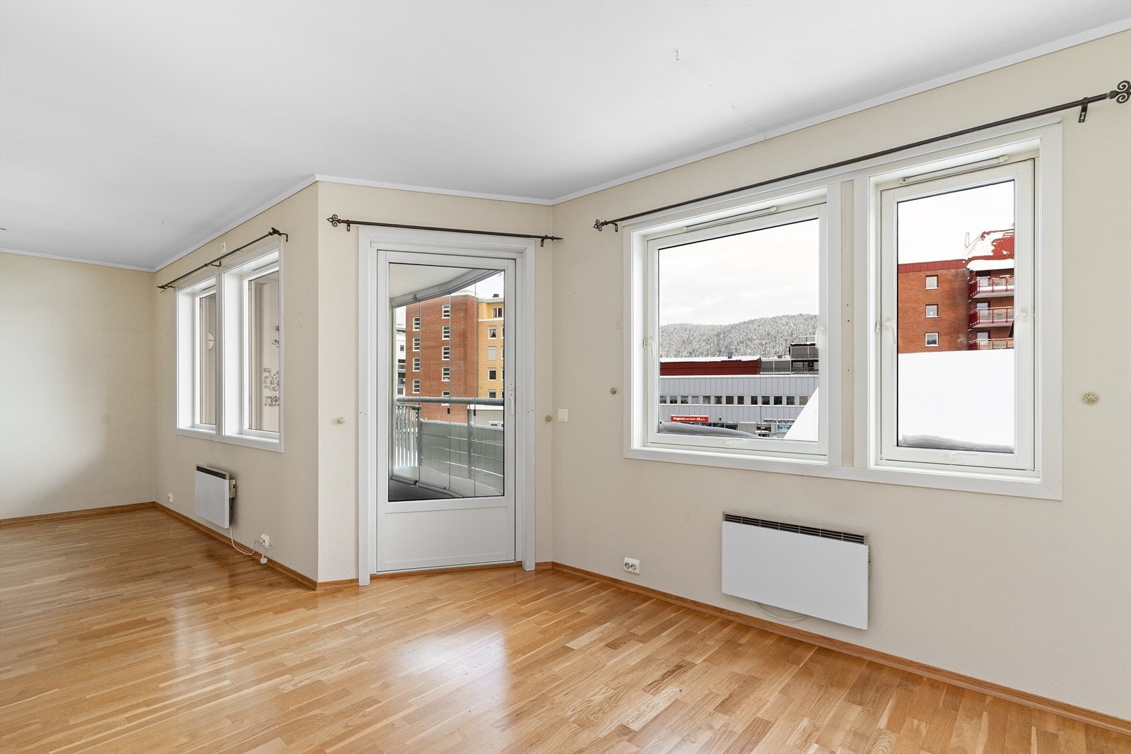 Leiligheten har store vindusflater som slipper inn rikelig med dagslys, samt utgang til balkong. Galleribilde