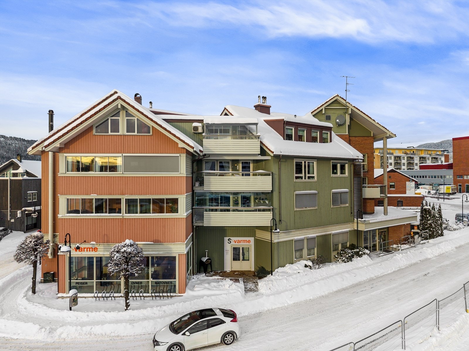 Kongsberg knutepunkt ligger også i umiddelbar nærhet, hvor du raskt kan ta tog og buss til både Drammen og Oslo. Ellers er det flere matbutikker i umiddelbar nærhet, samt kort avstand til Stortorvet senter. Galleribilde