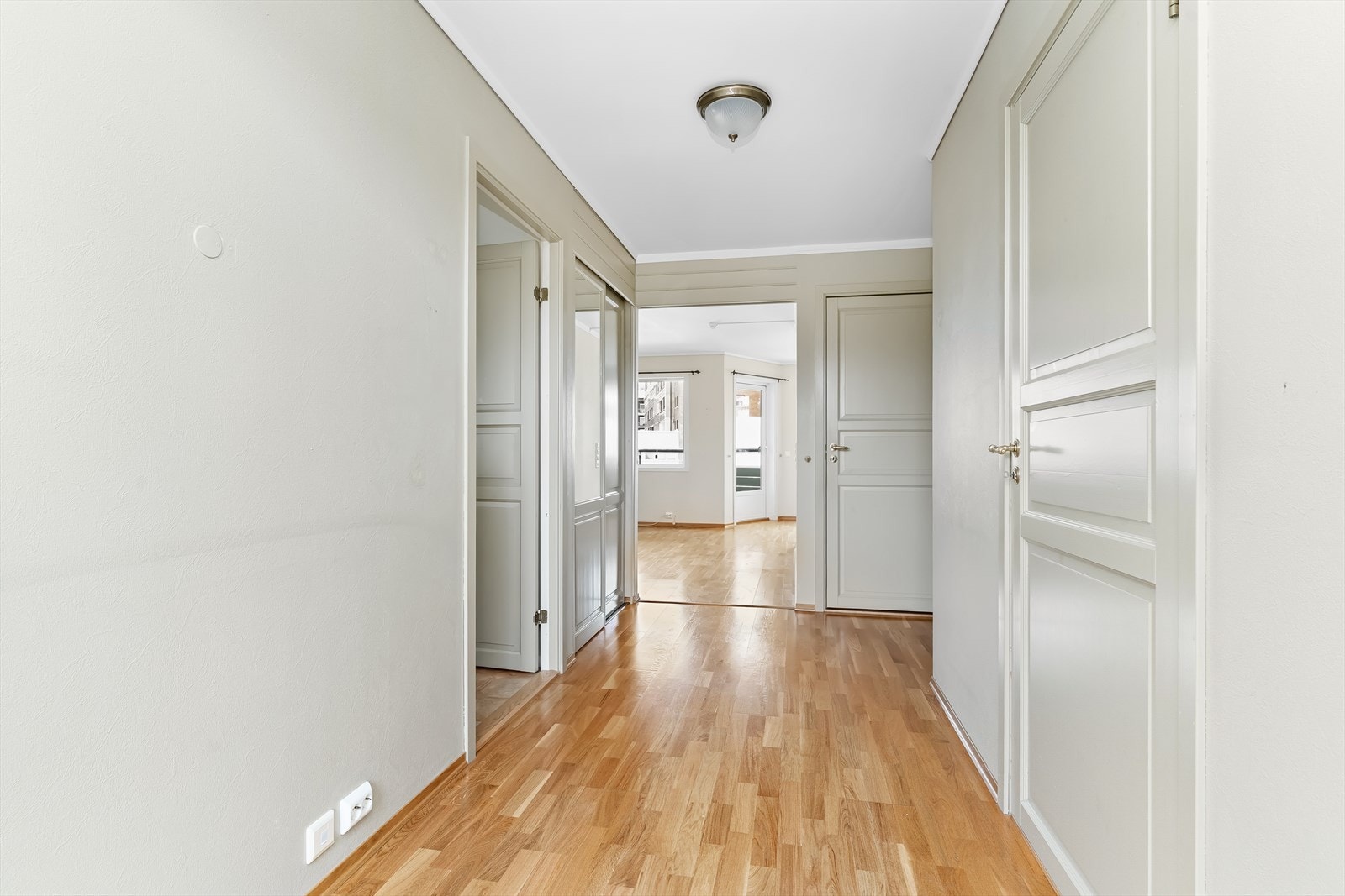 Romslig entré med god plass til å henge fra seg yttertøy. Galleribilde