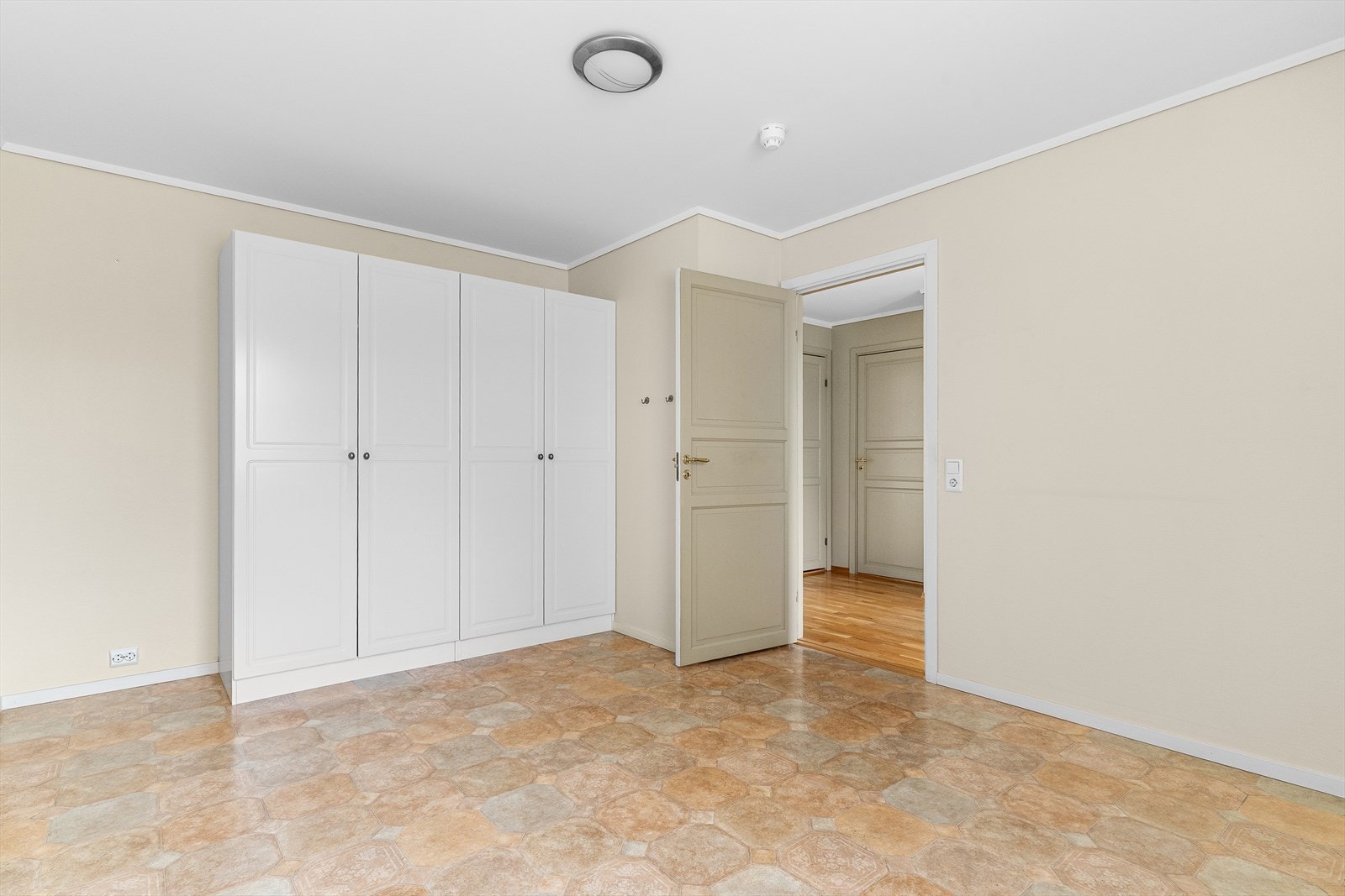 Hovedsoverommet er lyst og delikat innredet med god plass til dobbeltseng med tilhørende nattbord. Galleribilde