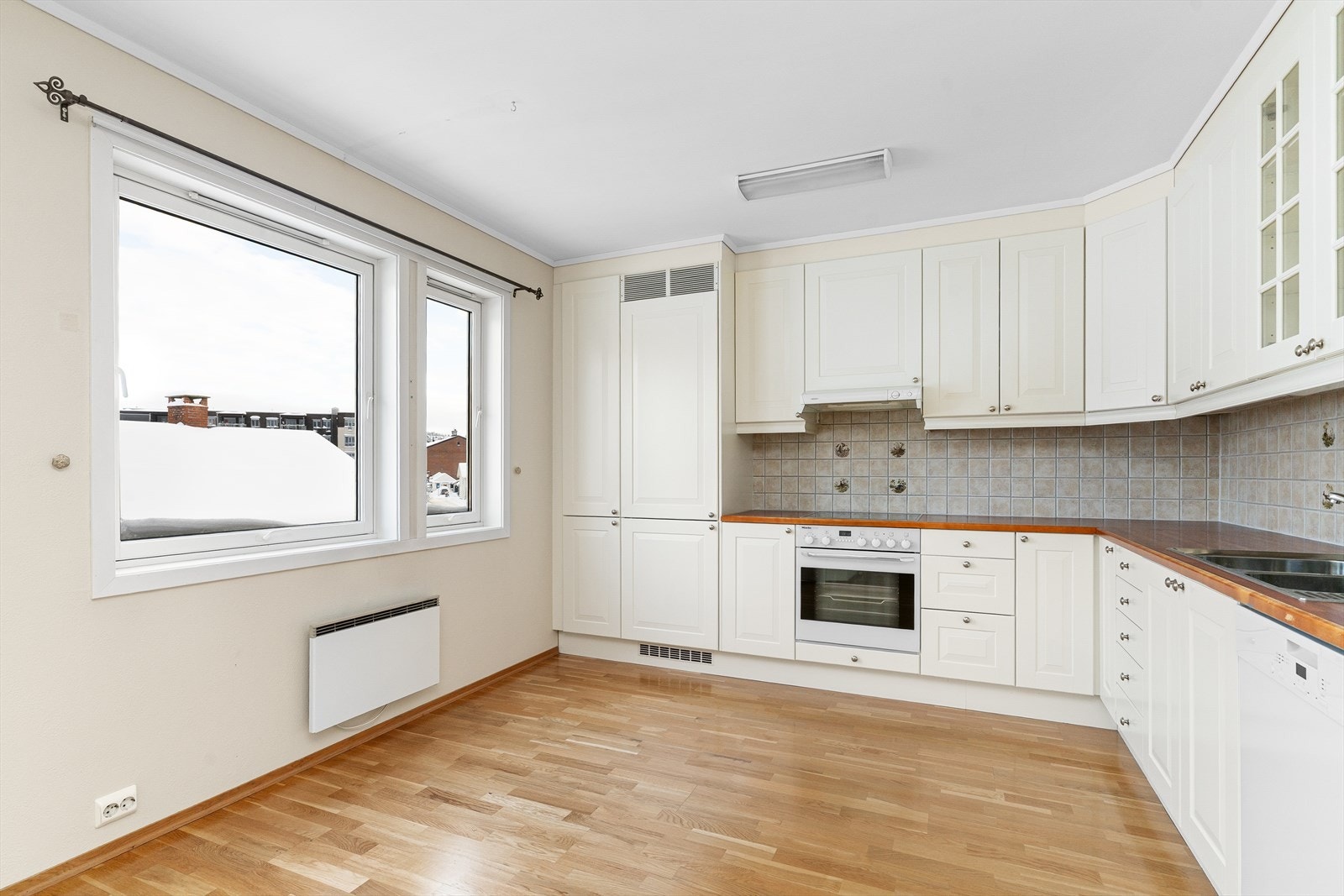 Kjøkkenet er utstyrt med frittstående hvitevarer som komfyr med platetopp, kjøl/fryseskap og oppvaskmaskin. Galleribilde