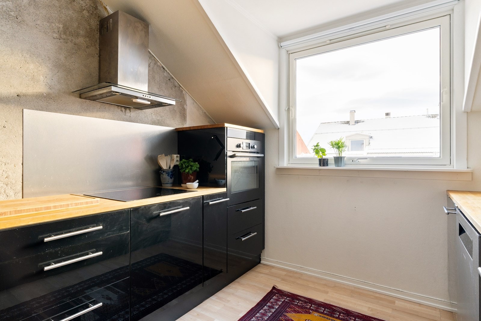 Kjøkkenet har også et stort vindu som gir godt med naturlig lys mens man tilbereder dagens måltider. Galleribilde