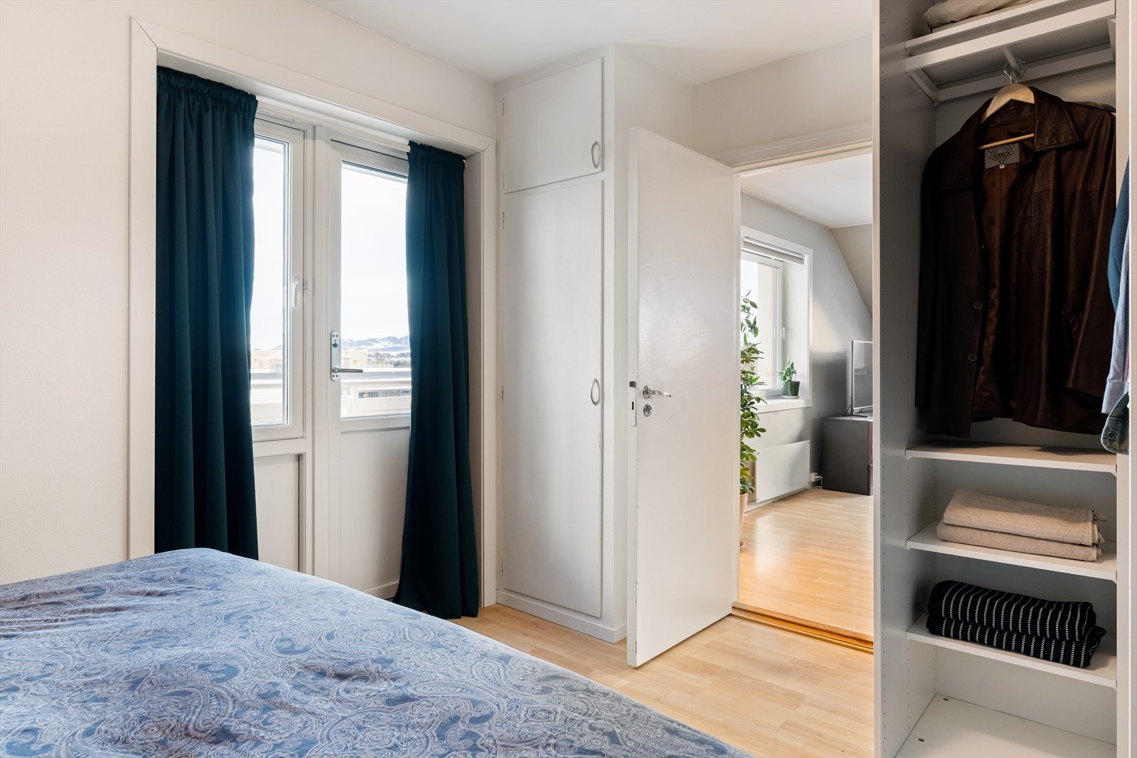 Fra soverommet har man direkte utgang til boligens terrasse. Galleribilde