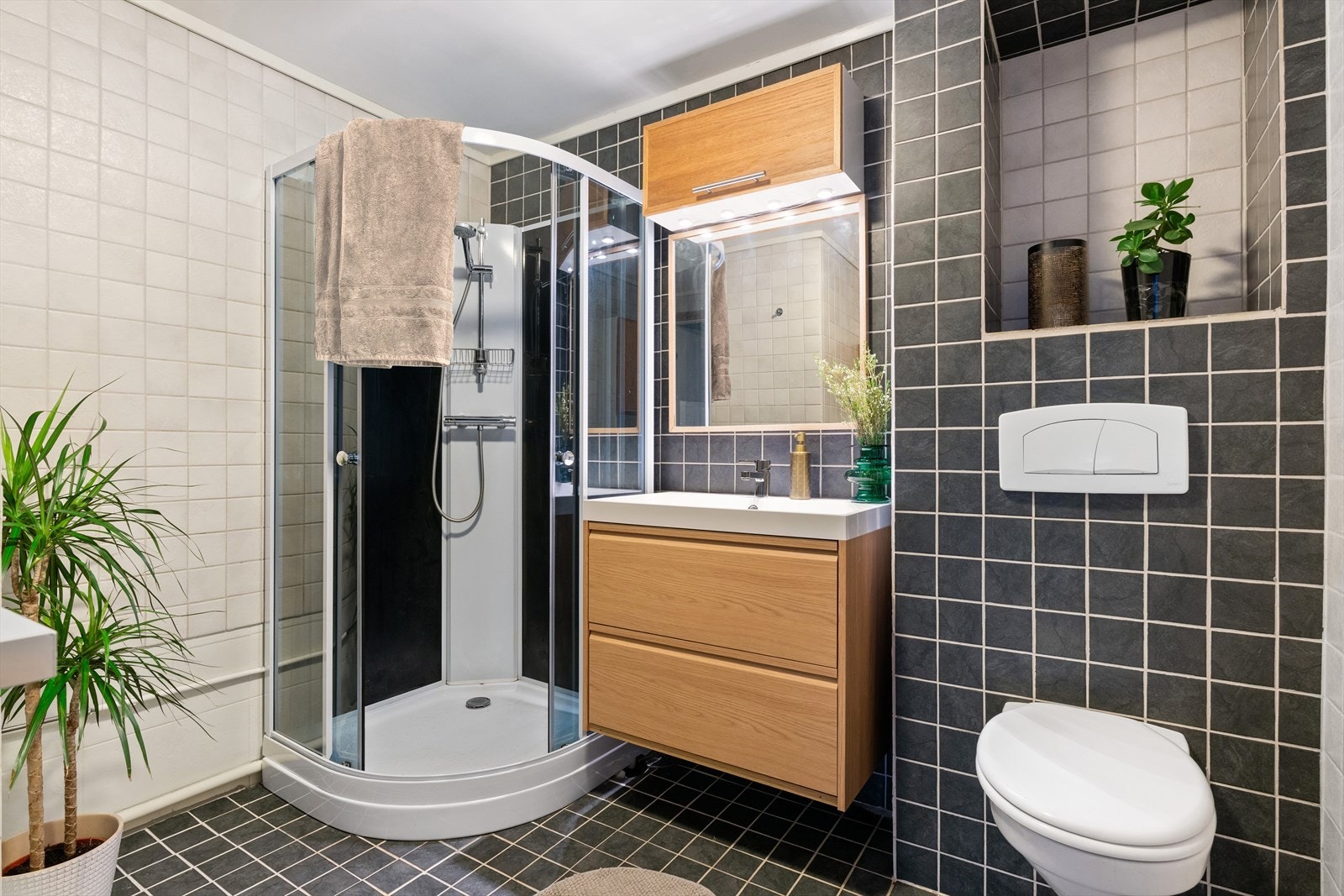 Baderommet er på ca. 5,7 m² og innredet med servant, servantskap og utstyrt med toalett og dusjhjørne. Galleribilde