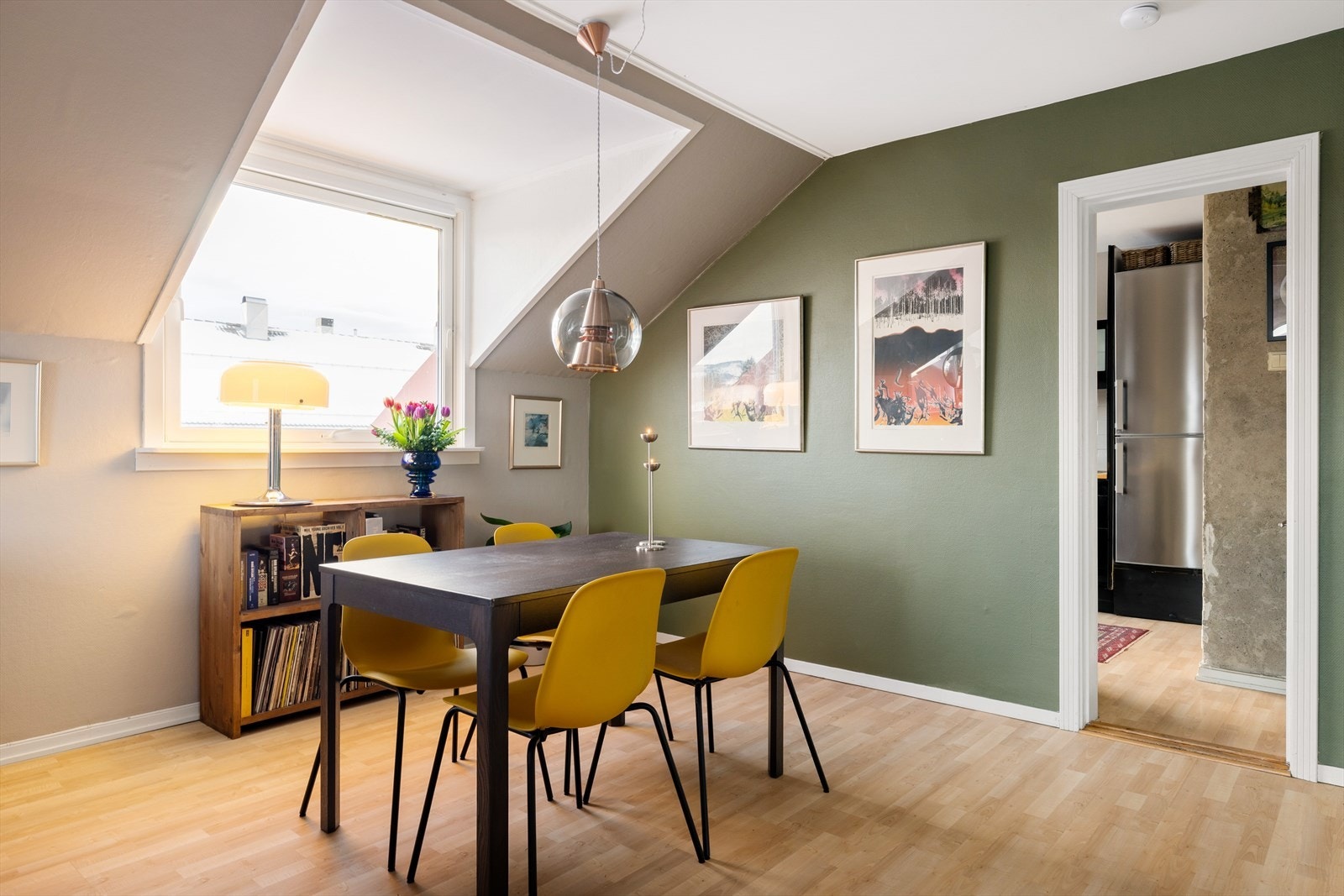 Spisegruppen faller naturlig inn mot kjøkkenet - perfekt for å invitere venner og familie til hyggelige stunder. Galleribilde