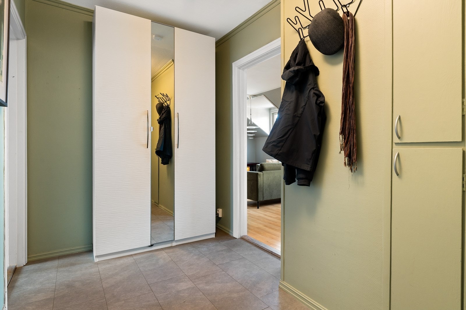 Gangen har to gode klesskap for oppbevaringsplass og klesheng. Galleribilde