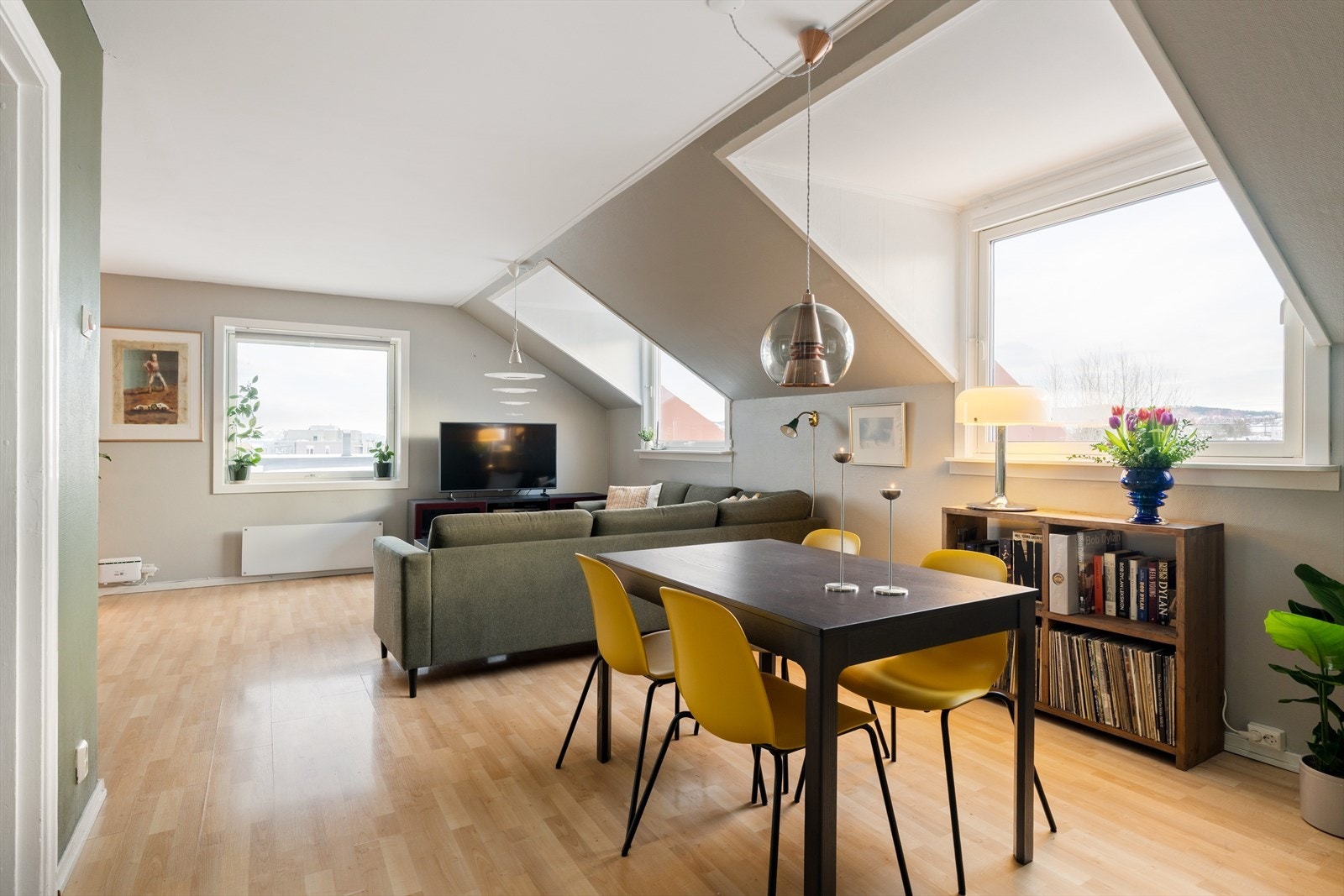 Leiligheten ligger i byggets tredje/øverste etasje og inneholder: Entré/gang, stue, kjøkken, bad og to soverom. Galleribilde