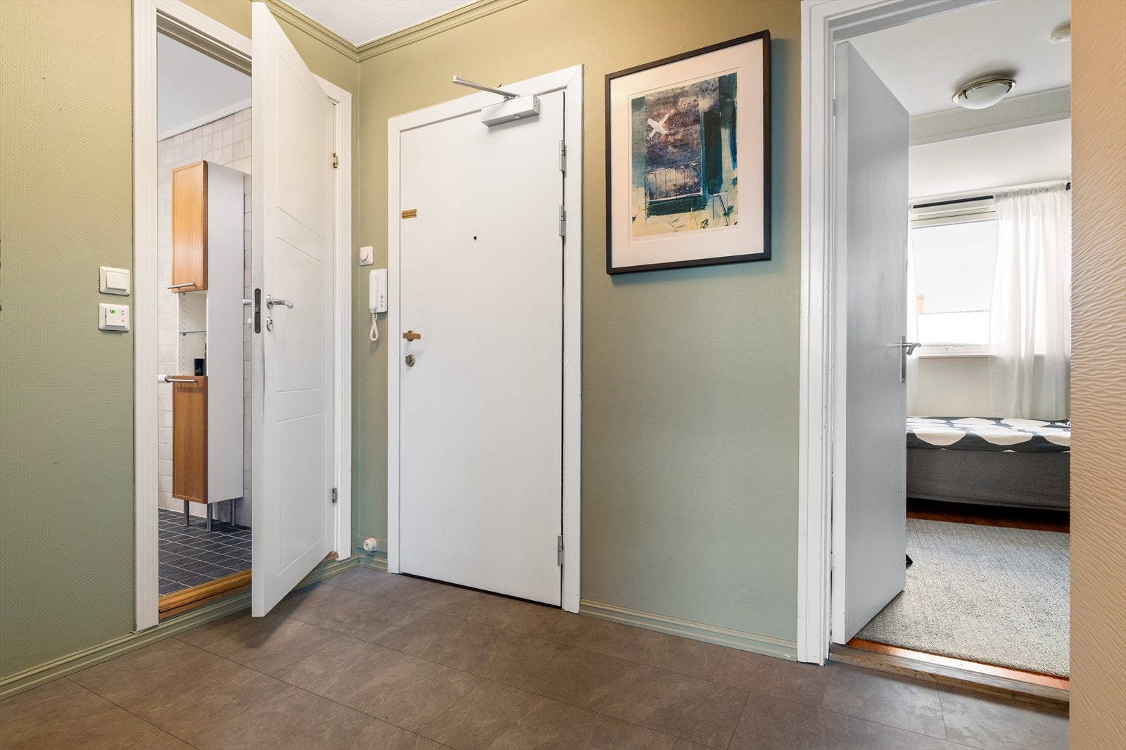 Her blir man ønsket velkommen inn til boligens romslige entré. Galleribilde