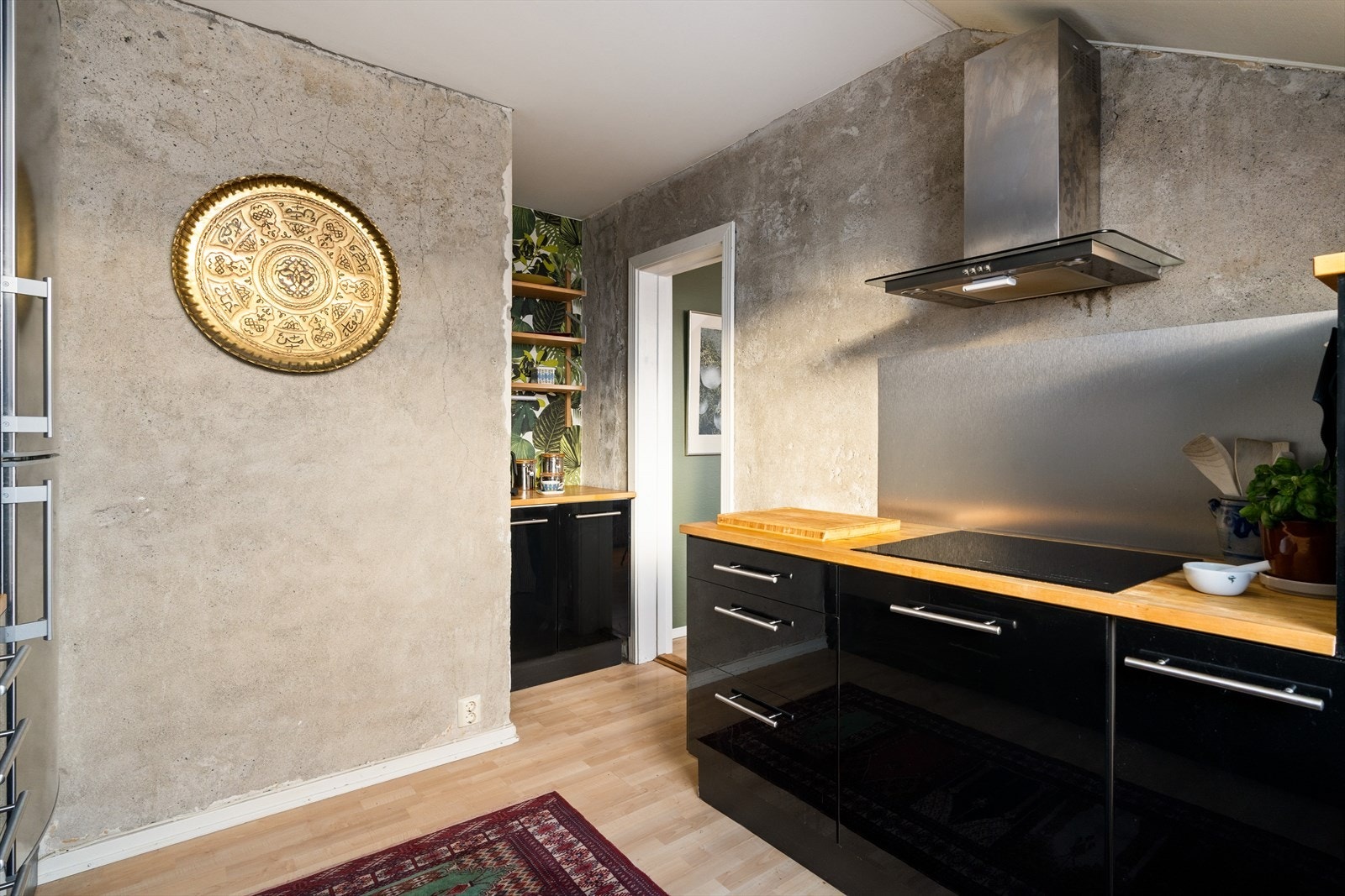 Kjøkkenet har en praktisk utforming, noe som gir godt med både skap- og benkeplass. Galleribilde