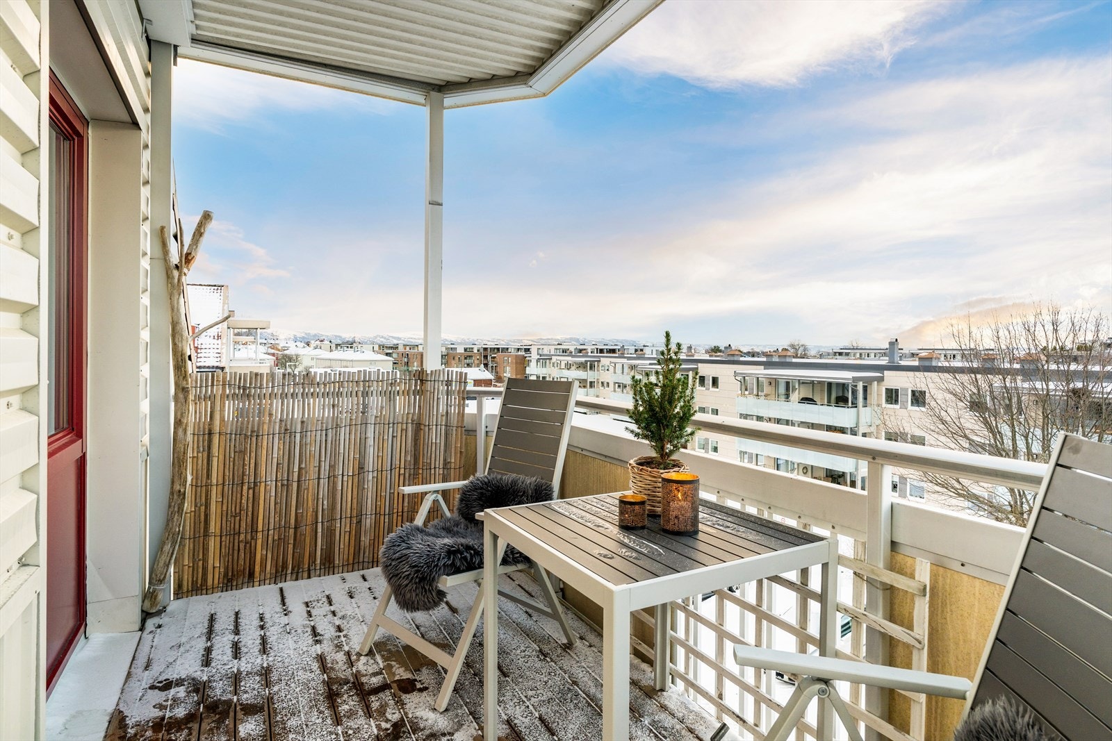 Balkongens størrelse gir god plass til en sittegruppe. Det er også flotte muligheter for å benytte seg av en pent og opparbeidet felleshage som er nyrestaurert i 2022. Den inneholder en felles platt, utebenker og nye lekeapparater for de minste. Galleribilde