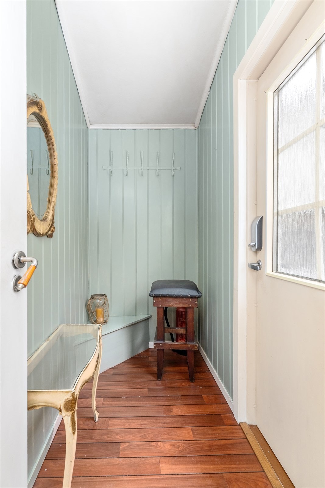 I entre er det plass til å henge fra seg yttertøyet. Galleribilde