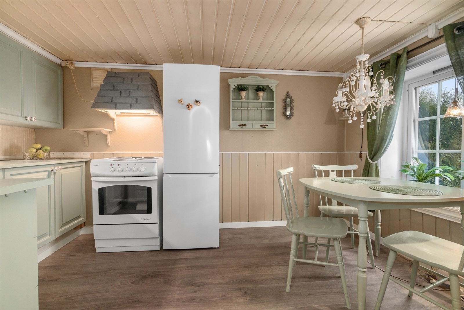 Koselig kjøkkenet med spiseplass ved vindu. Galleribilde