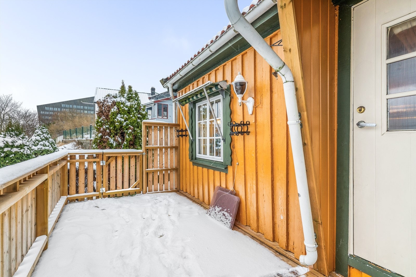 Boligen har terrasse med plass til utemøblement og nedgang til en koselig hage. Galleribilde