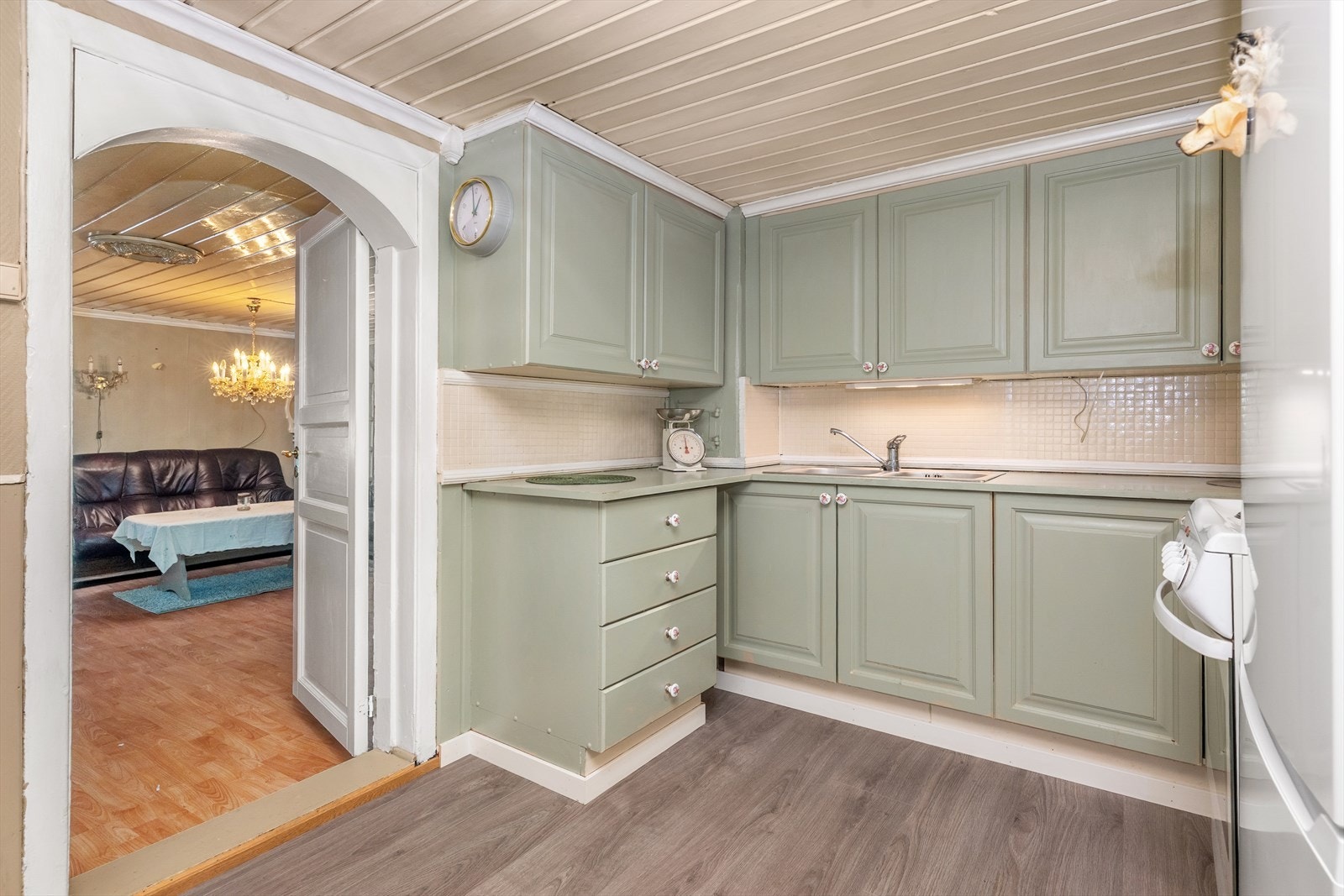 Kjøkkenet har malt innredning med profilerte fronter og benkeplate av malt laminat. Over stekesone er det ventilator med avtrekk ut. Galleribilde